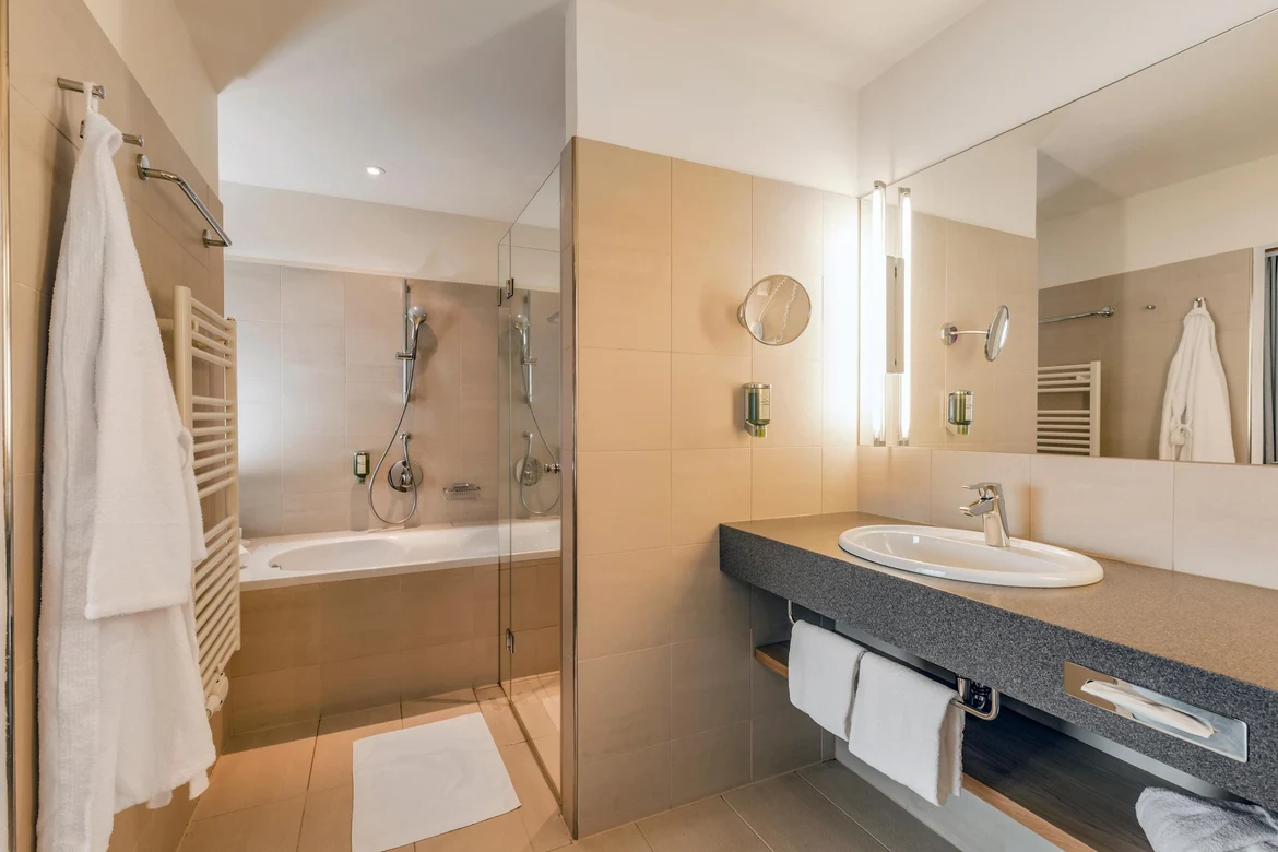 Modernes Badezimmer mit Dusche, Waschbecken und Spiegel im Aldiana Premium Cluburlaub