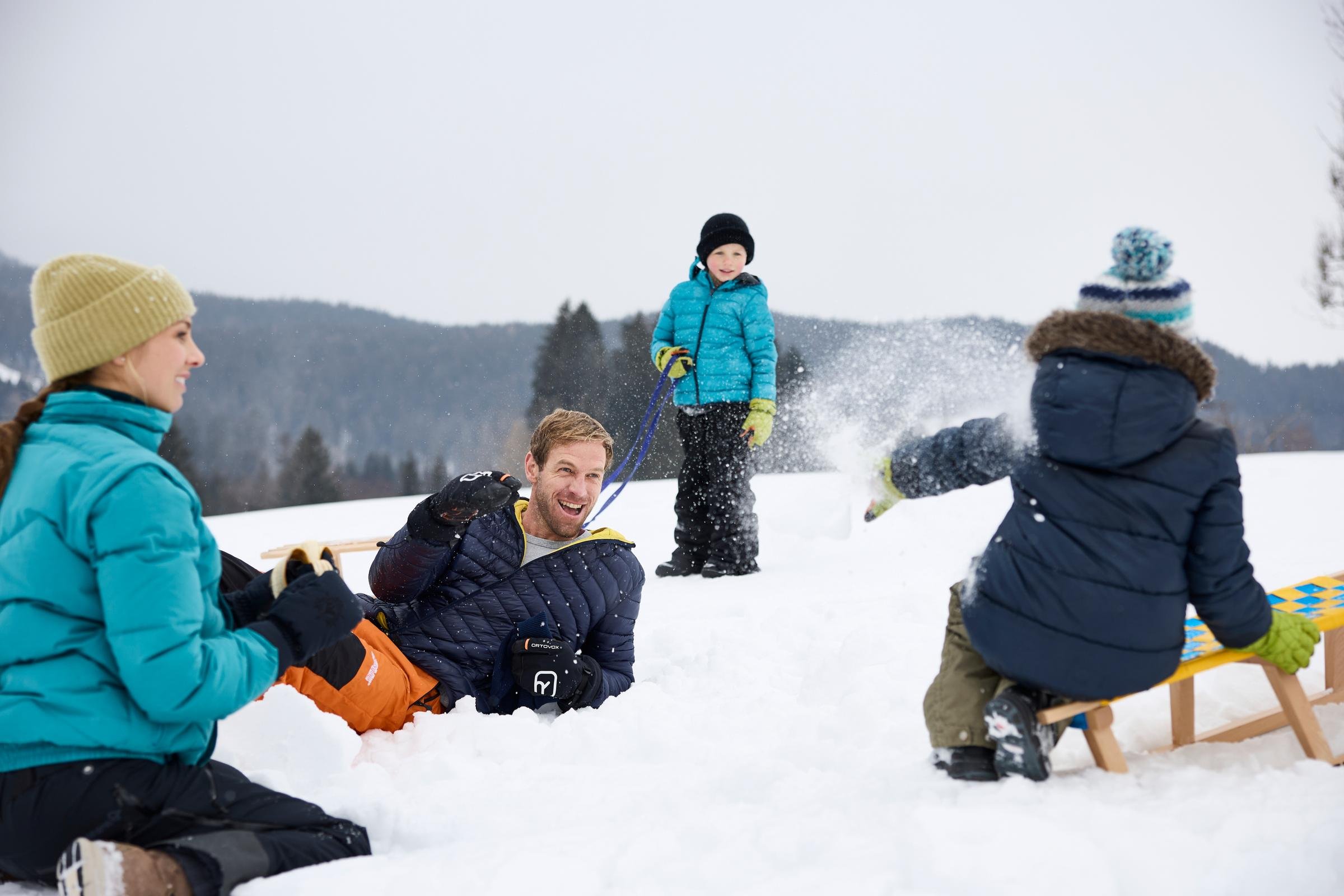 Kinder beim Schneespiel im Schnee in einem Premium Cluburlaub bei Aldiana