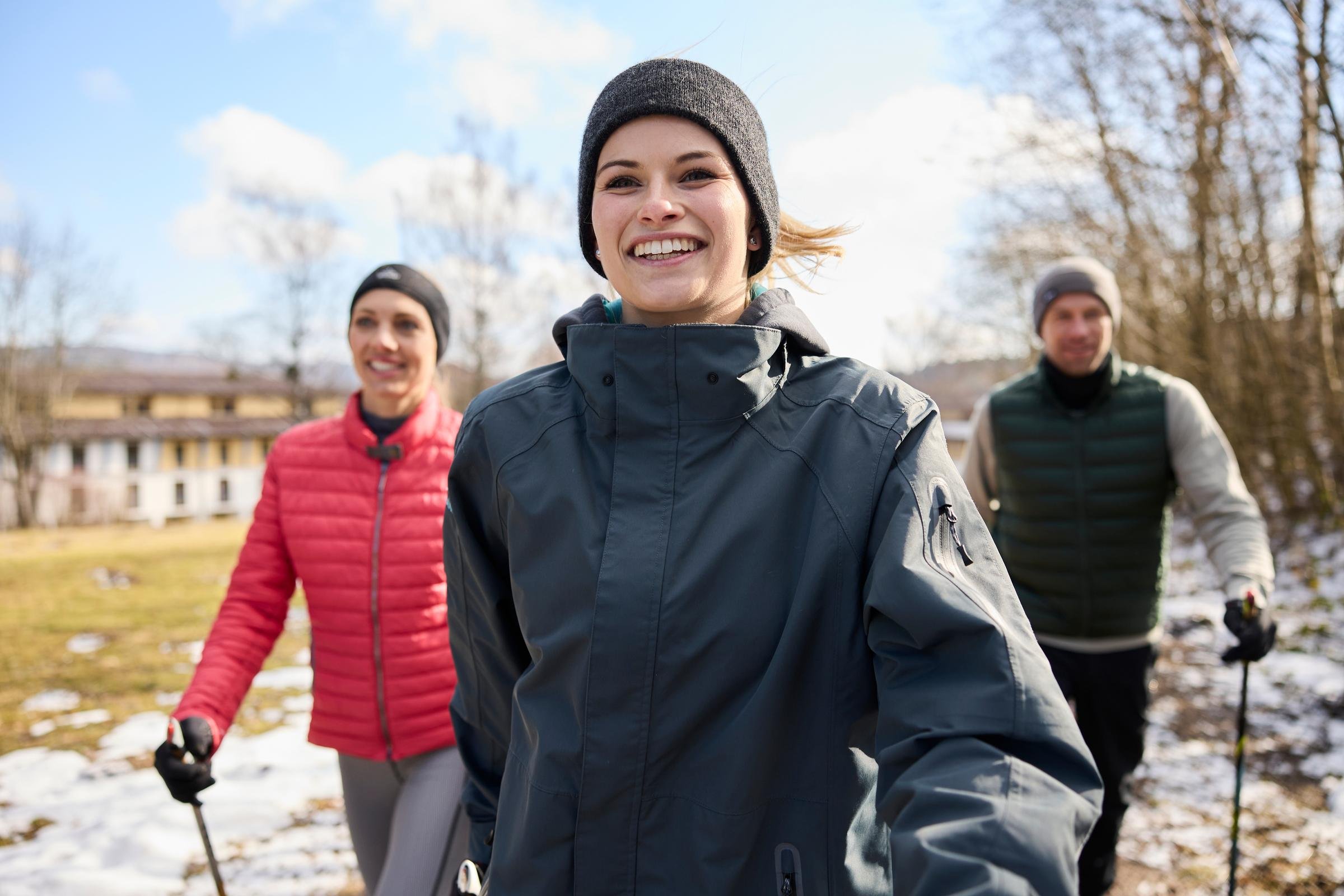 Drei Personen beim Spaziergang im Schnee, genießen einen Premium Cluburlaub bei Aldiana