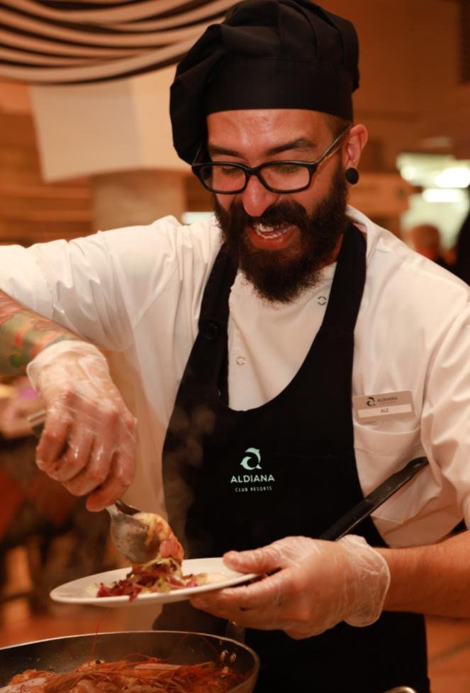 Küchenchef bereitet Premium Cluburlaubgerichte bei Aldiana in elegantem Ambiente vor