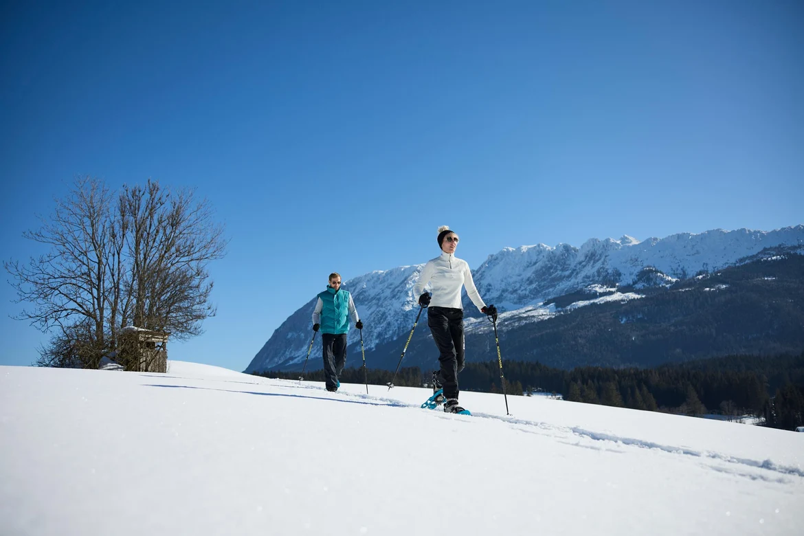 Zwei Skifahrer im weißen Schnee vor Bergkulisse bei Aldiana Premium Cluburlaub
