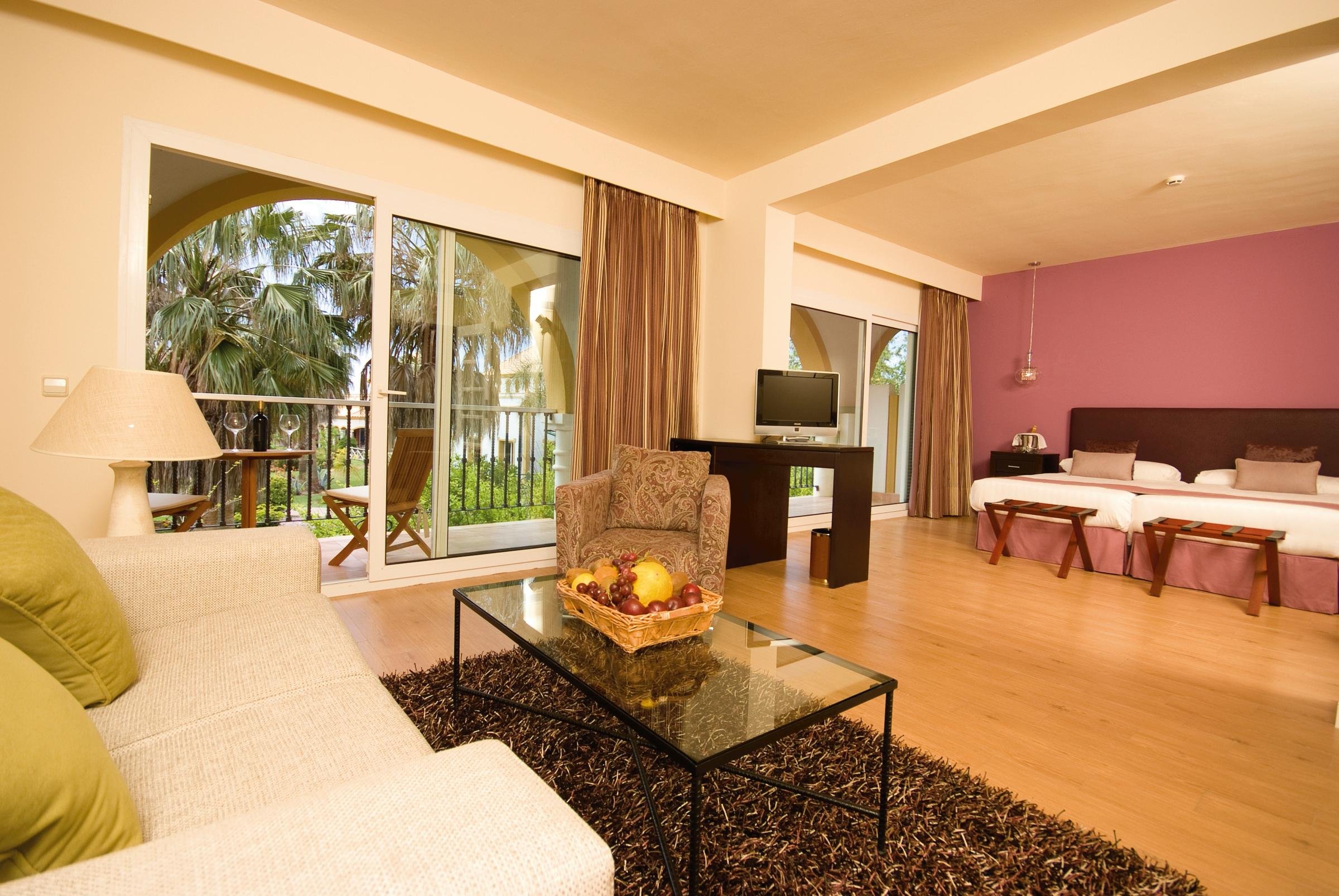 Elegantes Hotelzimmer von Aldiana mit Balkon, komforten Betten und entspanntem Ambiente