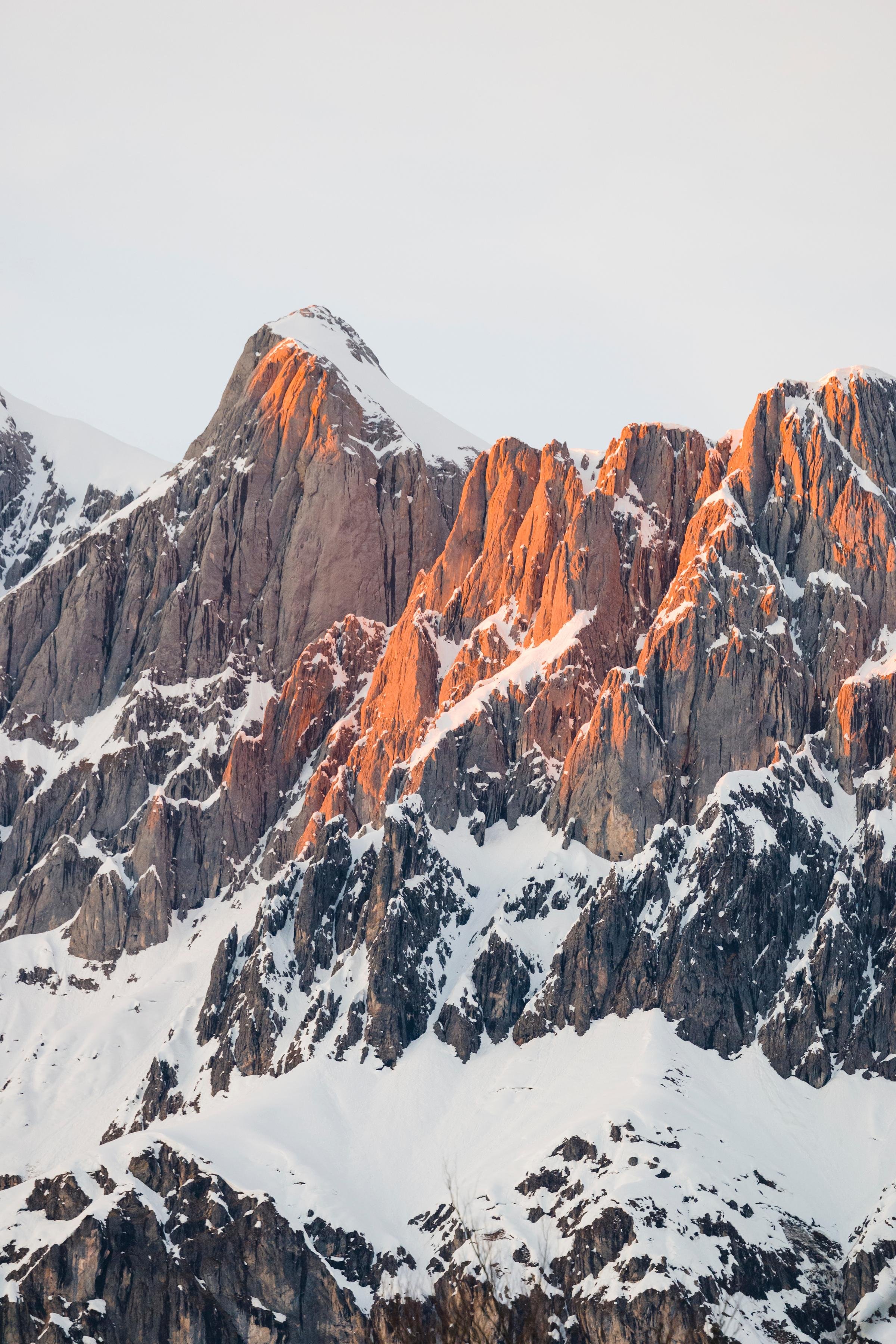 Hoch aufragende Berggipfel im Sonnenlicht bei Sonnenaufgang, majestätische Naturkulisse