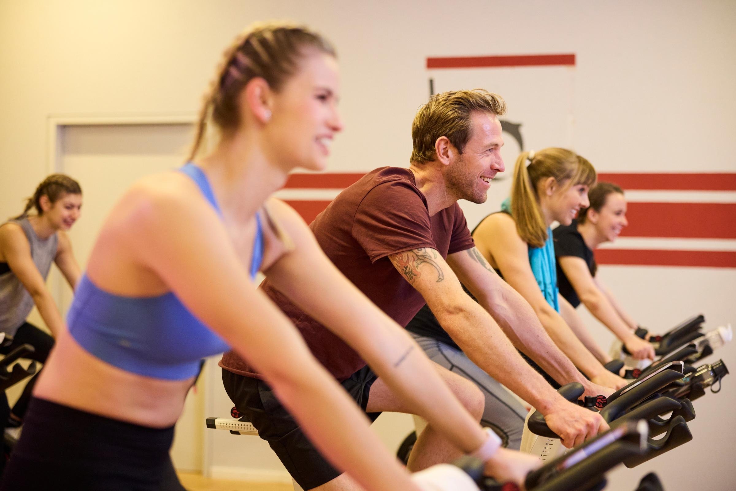 Menschen beim Indoor Cycling im Premium Cluburlaub bei Aldiana