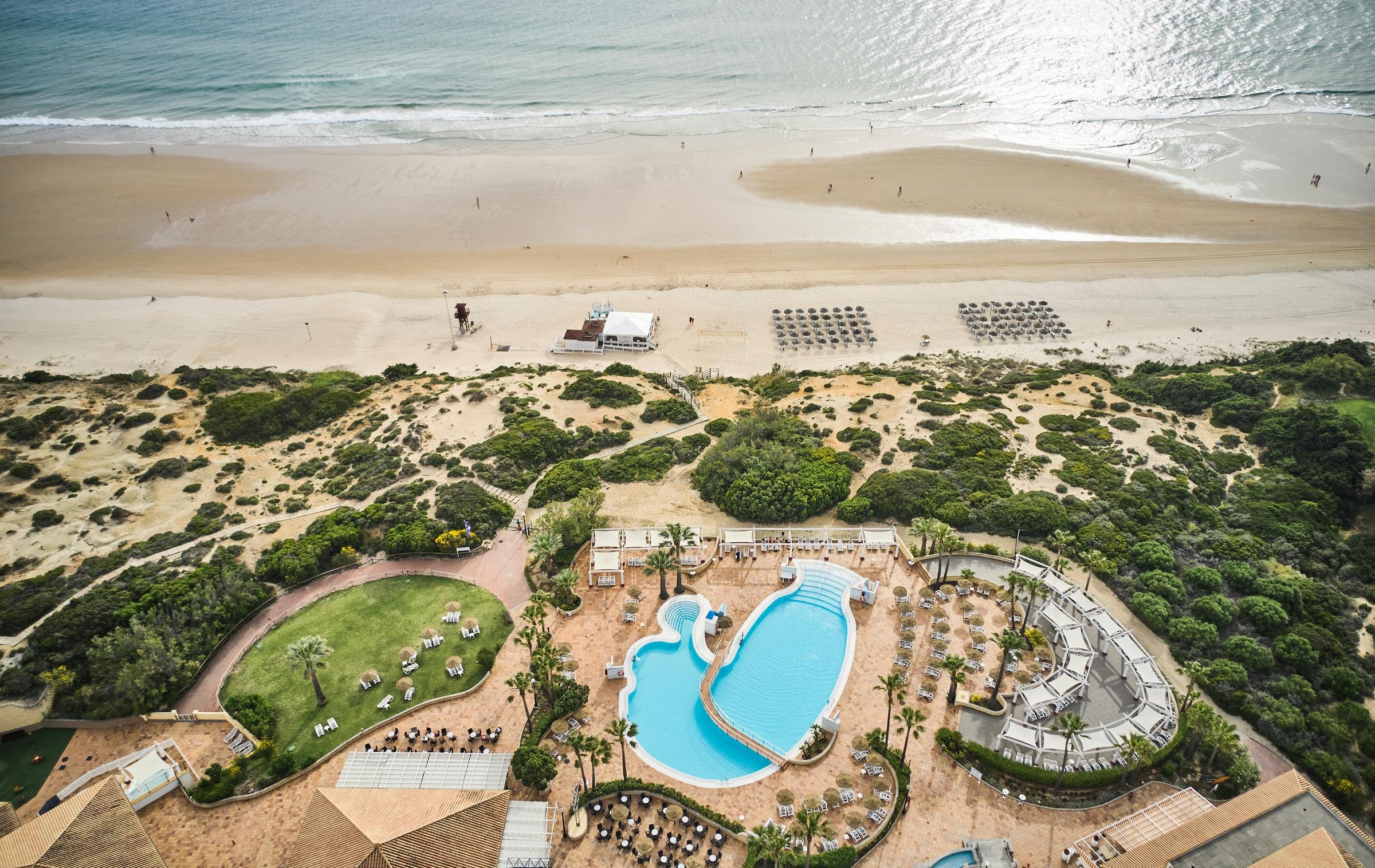 Blick auf den Strand und den Pool im Premium Cluburlaub bei Aldiana