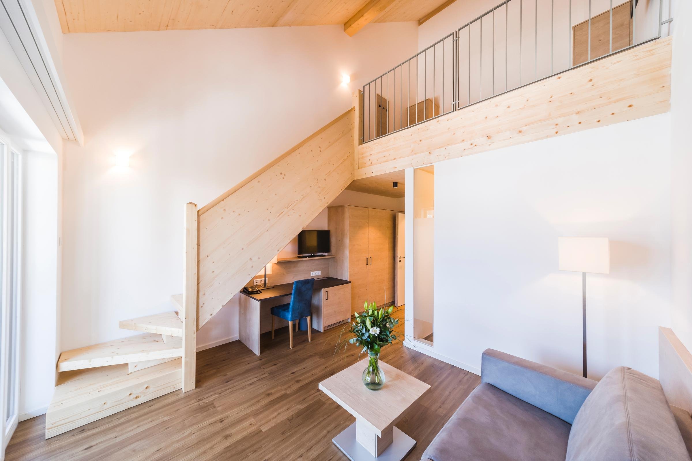 Gemütliches Wohnzimmer im Premium Cluburlaub von Aldiana mit Sofa und Leseecke