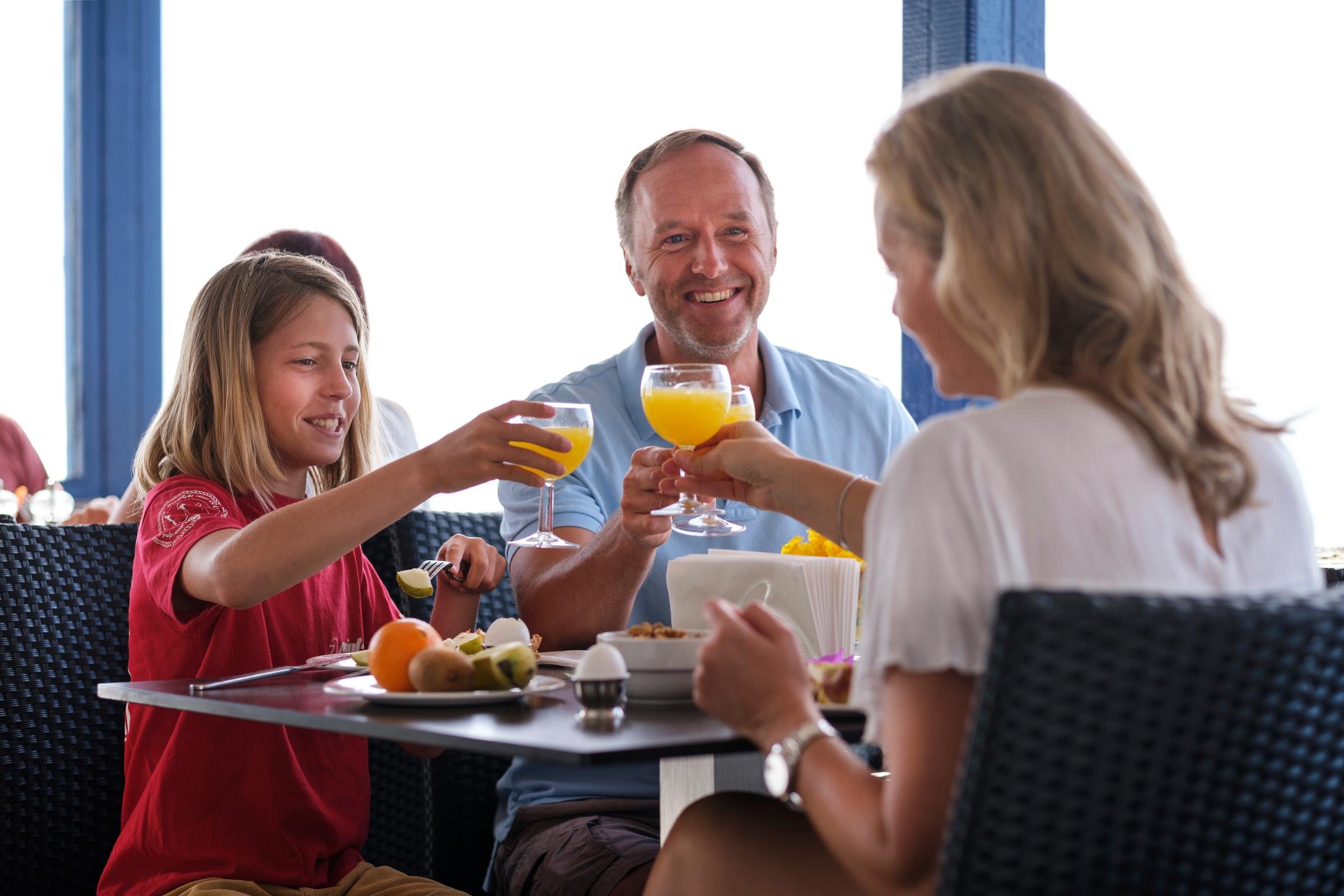 Familien beim Frühstück in einem Aldiana Premium Cluburlaub, entspannt und genussvoll