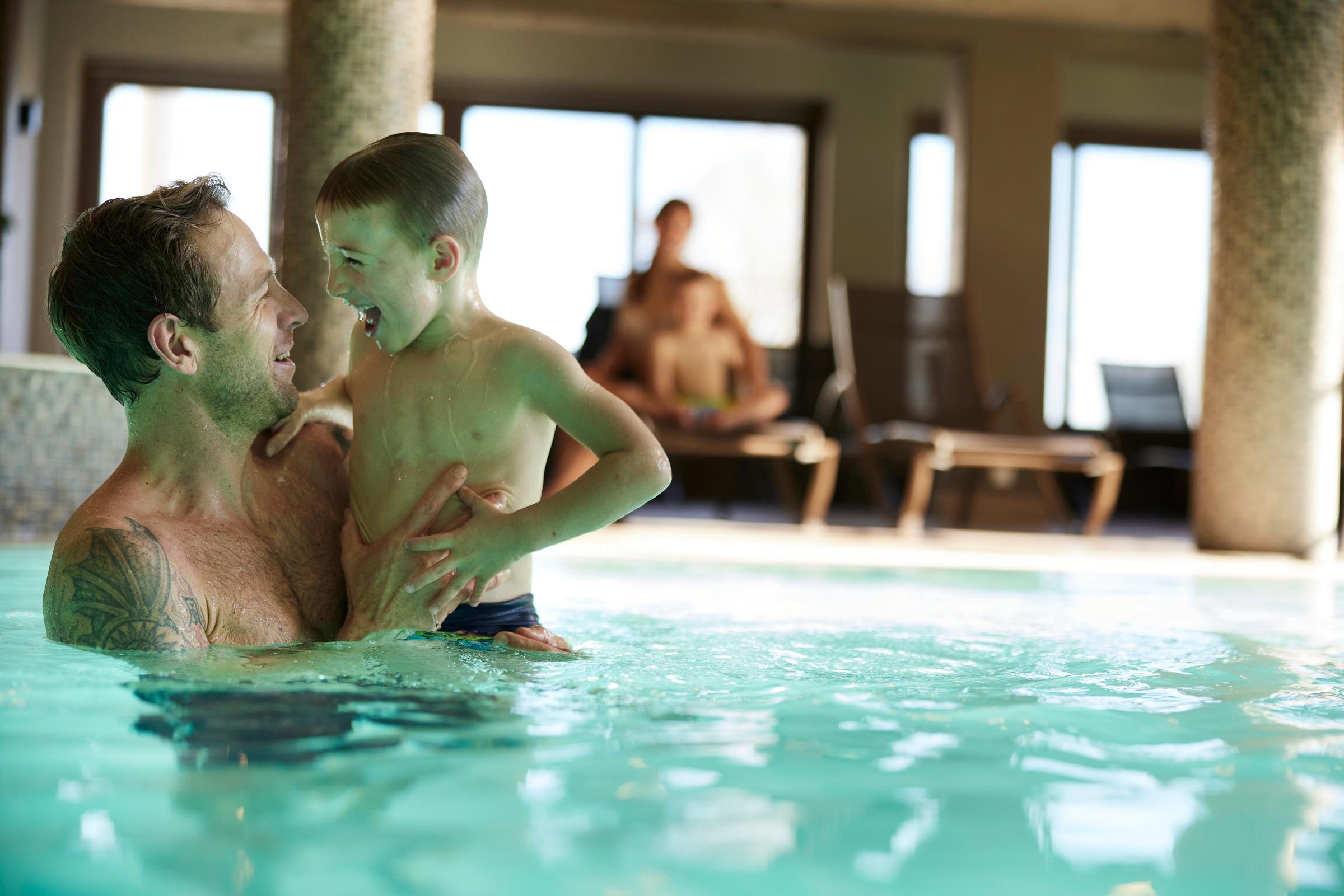 Familien im Pool in einem luxuriösen Aldiana Cluburlaub, entspannte Atmosphäre