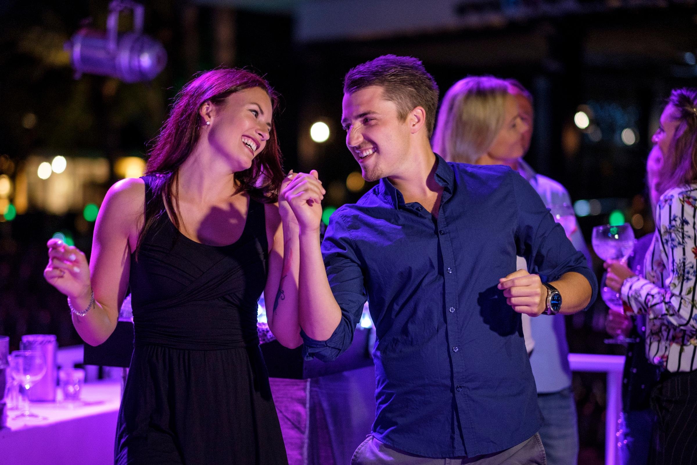 Menschen tanzen beim eleganten Abend im Aldiana Premium Cluburlaub.