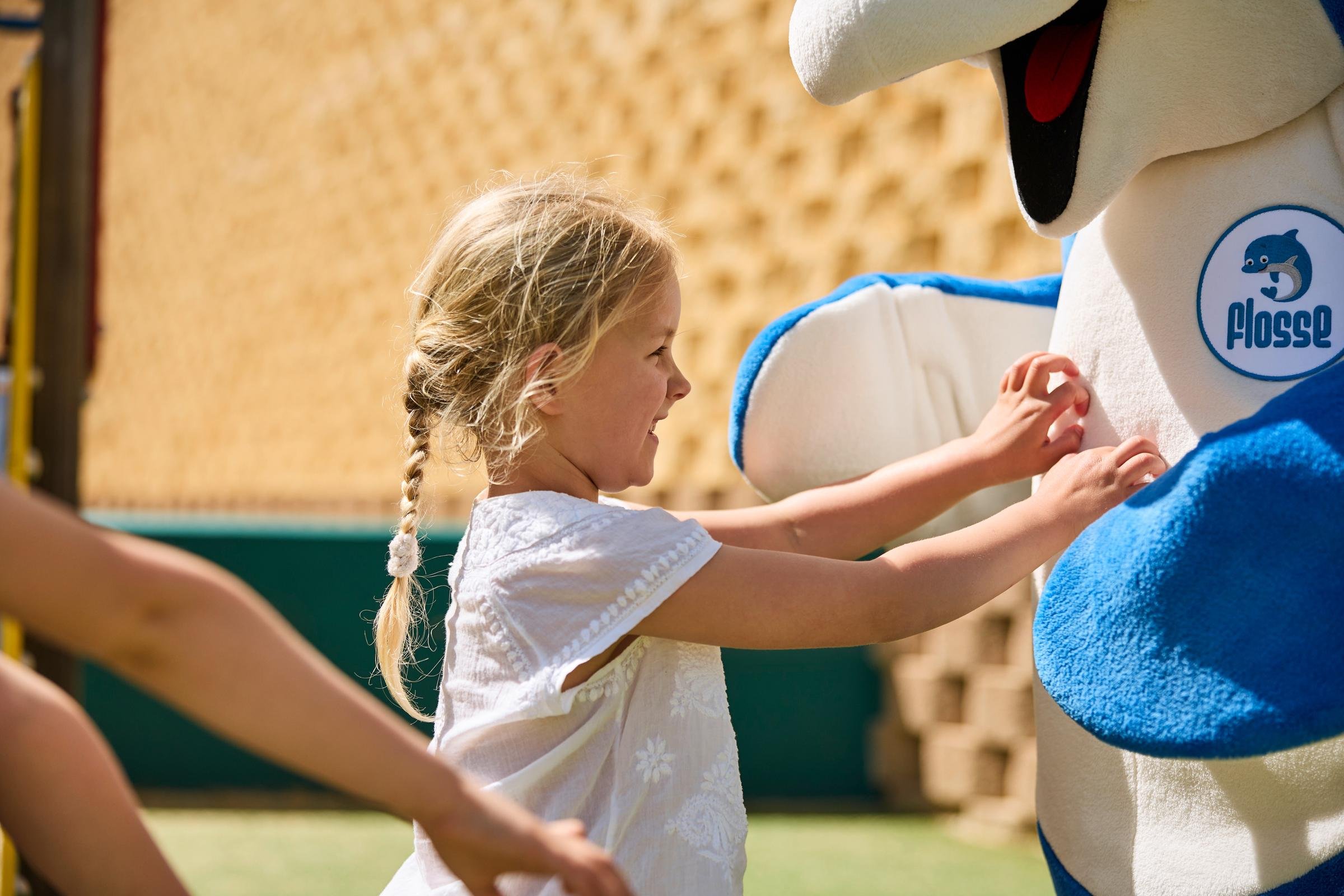 Kindergschaft beim Freizeitspaß mit Aldiana Maskottchen, fröhliche Atmosphäre, kindgerechtes Erlebnis