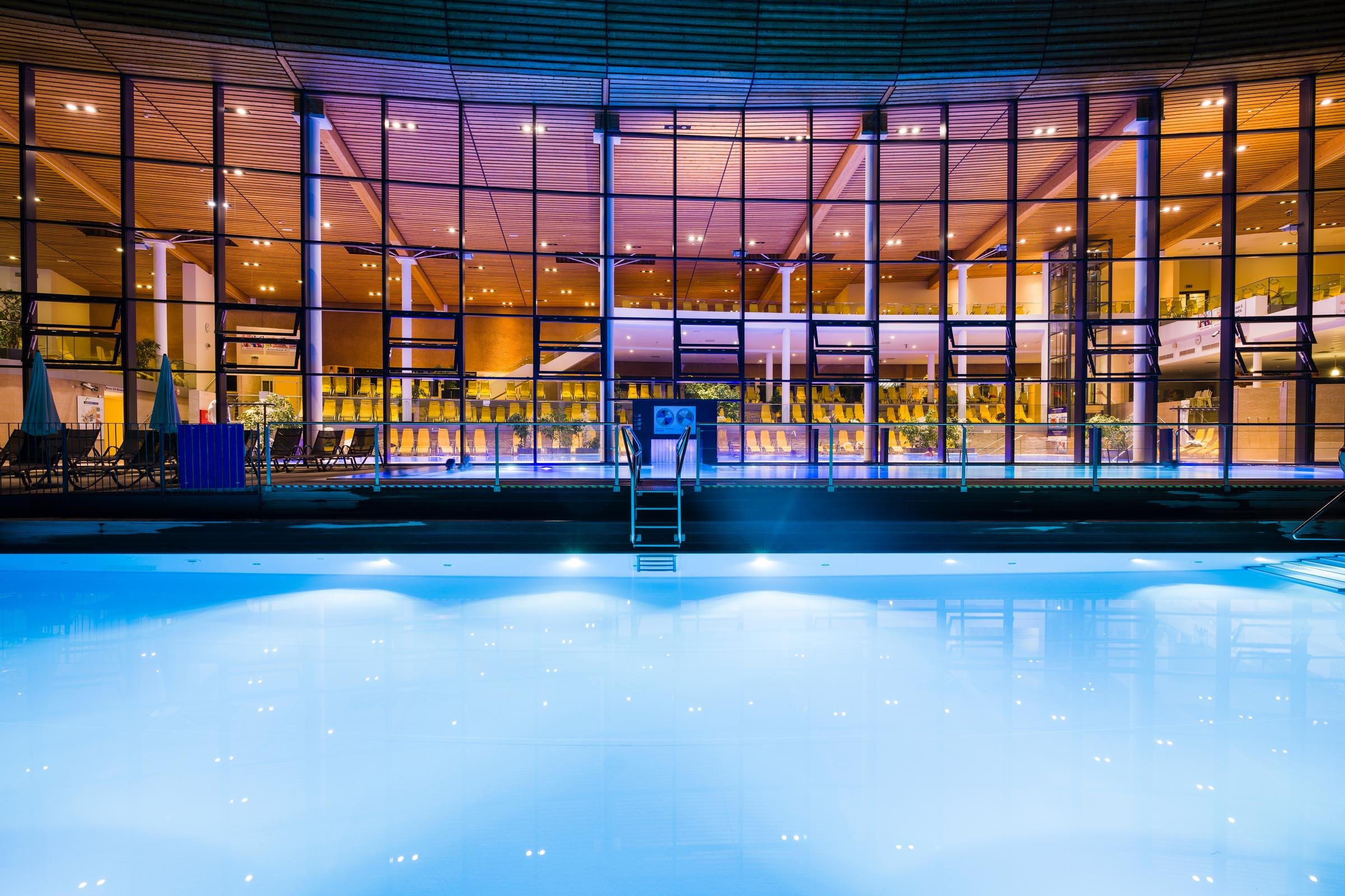 Eleganter Poolbereich im Aldiana Premium Cluburlaub, moderne Architektur bei Nacht