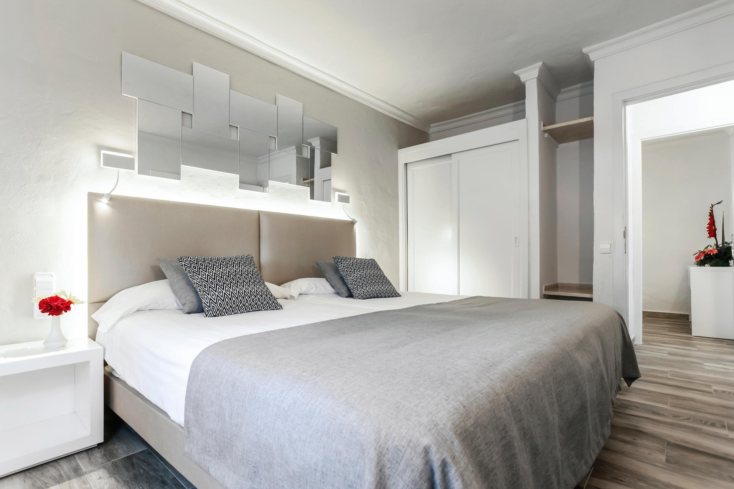 Ein modernes Hotelzimmer mit bequigem Bett und eleganter Ausstattung.