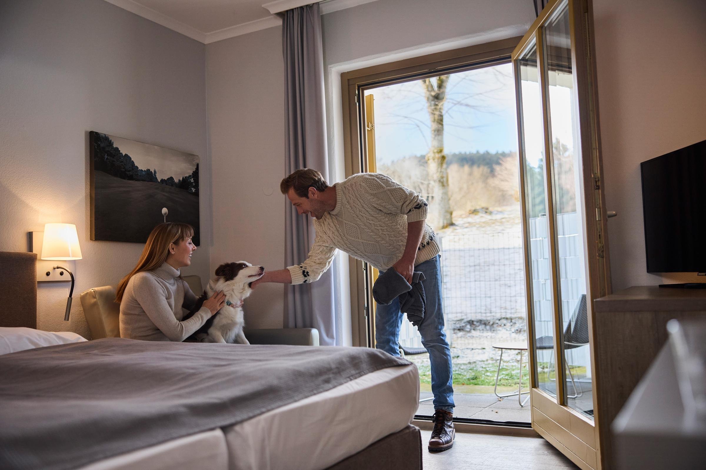 Familie im Hotelzimmer mit Hund im Premium Cluburlaub bei Aldiana