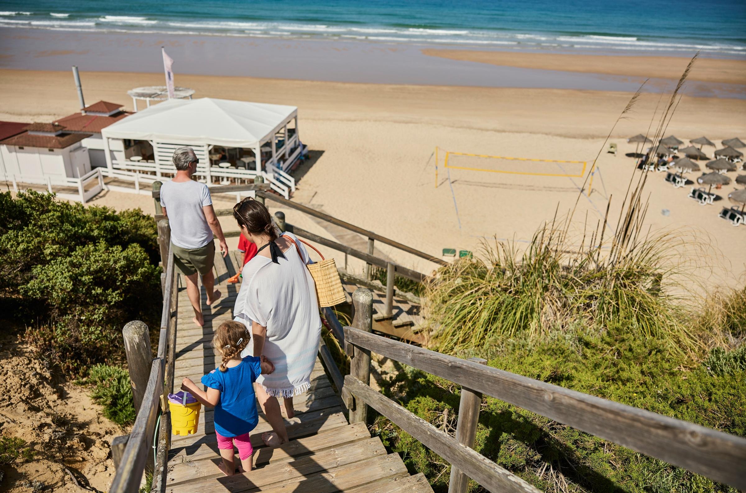 Familie am Strand bei Aldiana Premium Cluburlaub, Blick auf Sand und Meer