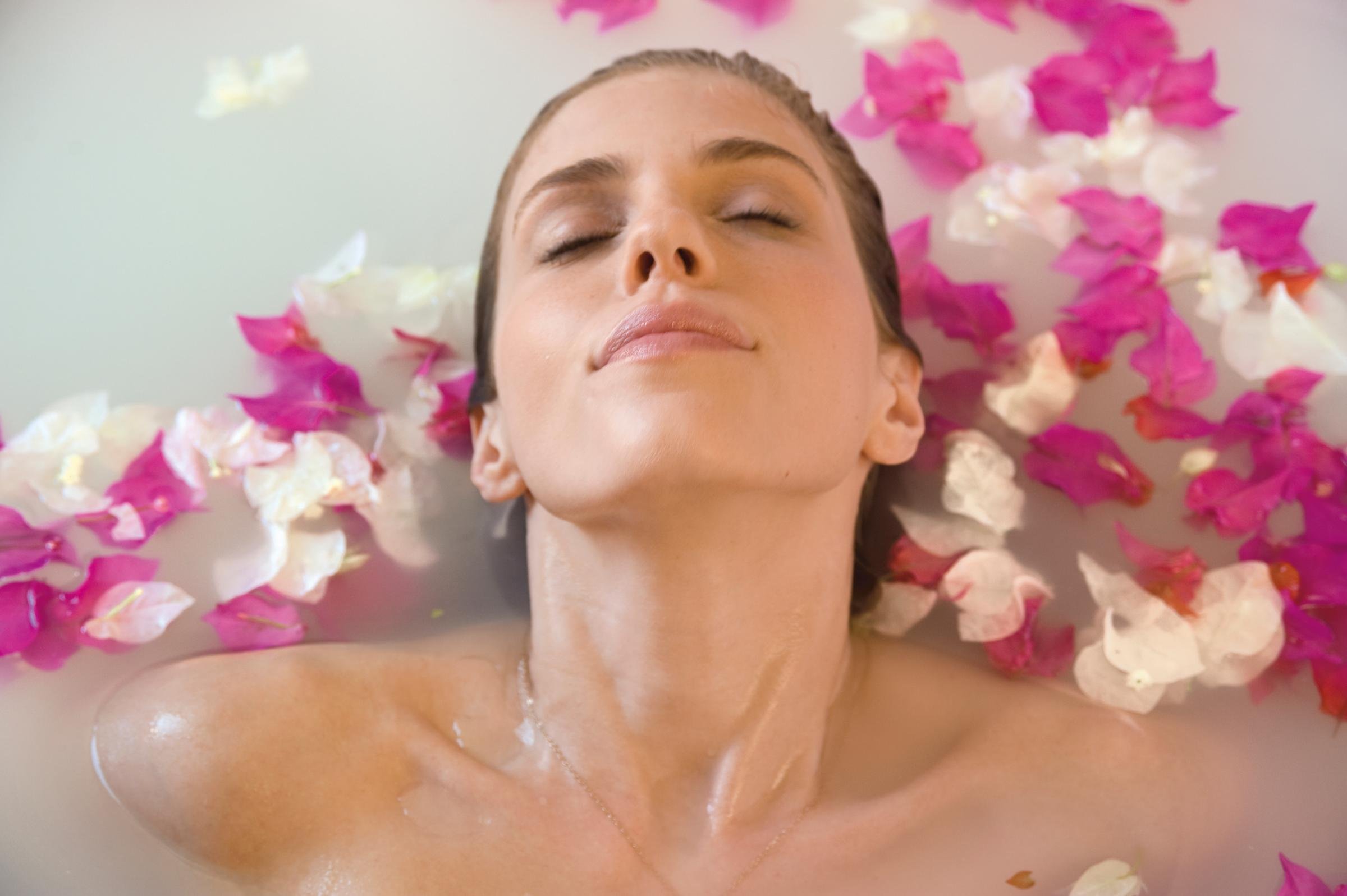 Entspannter Mensch mit Blumenbad, Premium Cluburlaub bei Aldiana, Bild mit Blumenrändern