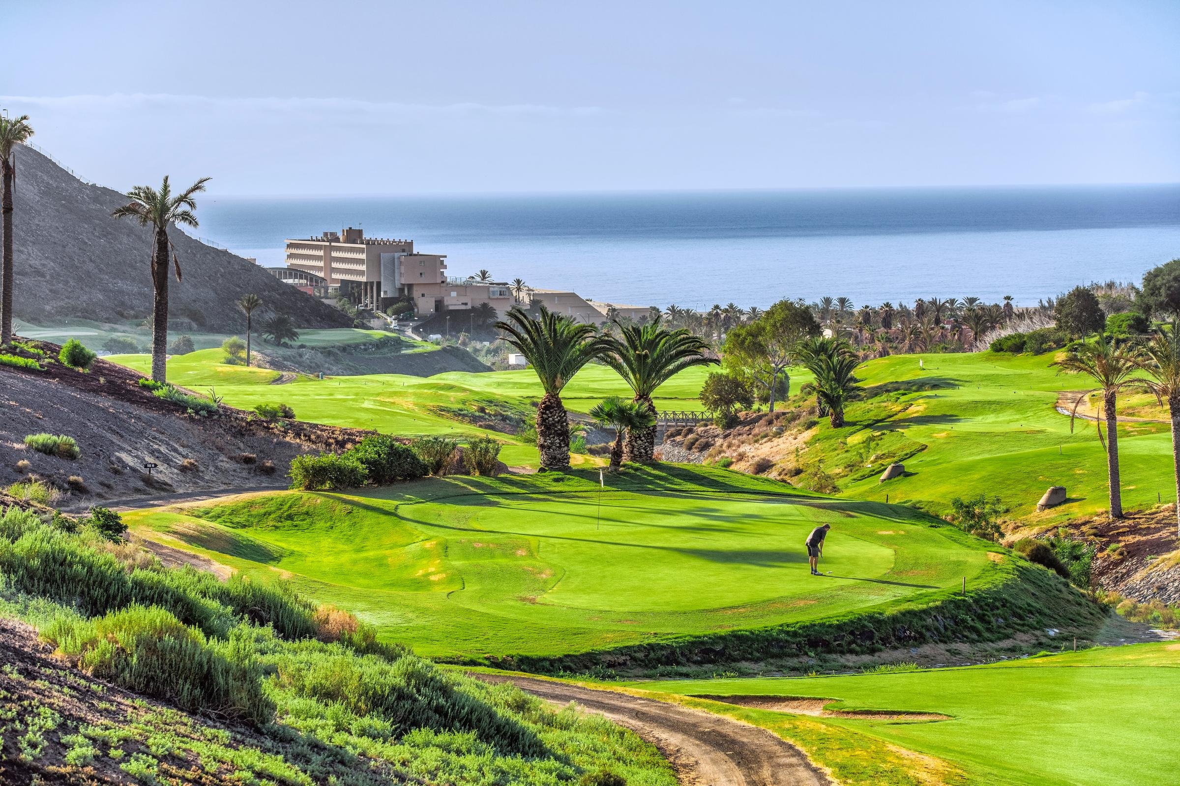 Altdiana Premium Cluburlaub Golfplatz mit Meerblick, Palmen und Hotel im Hintergrund