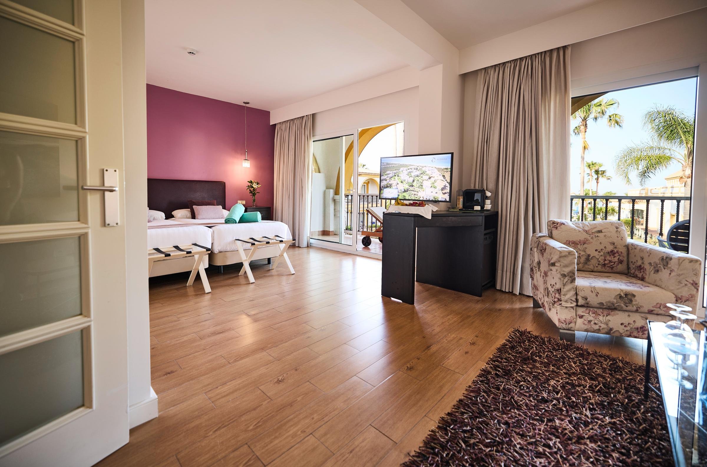 Innenaufnahme eines Hotelzimmers bei Aldiana mit Schlafbereich und Meerblick, barrierefrei