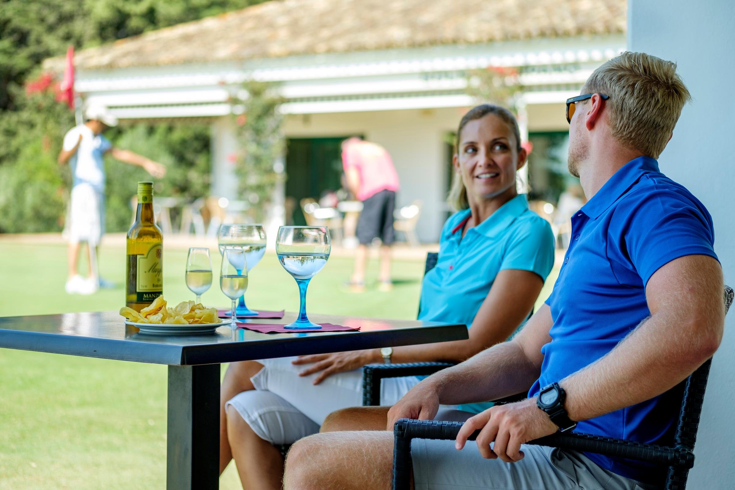 Entspannter Urlaub im Premium Club bei Aldiana mit Getränke und Sonne im Garten