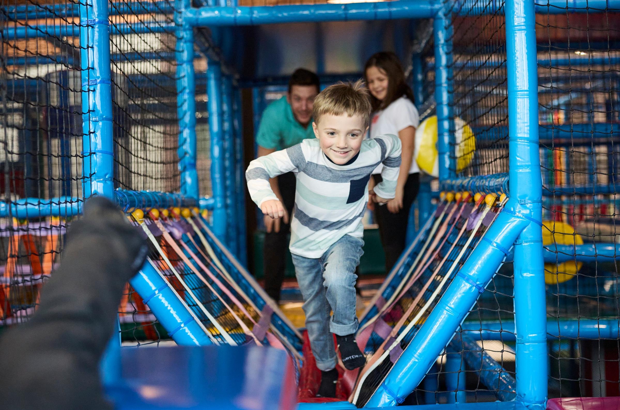 Kinder spielen auf einem bunten Indoor-Spielplatz im Aldiana Premium Cluburlaub