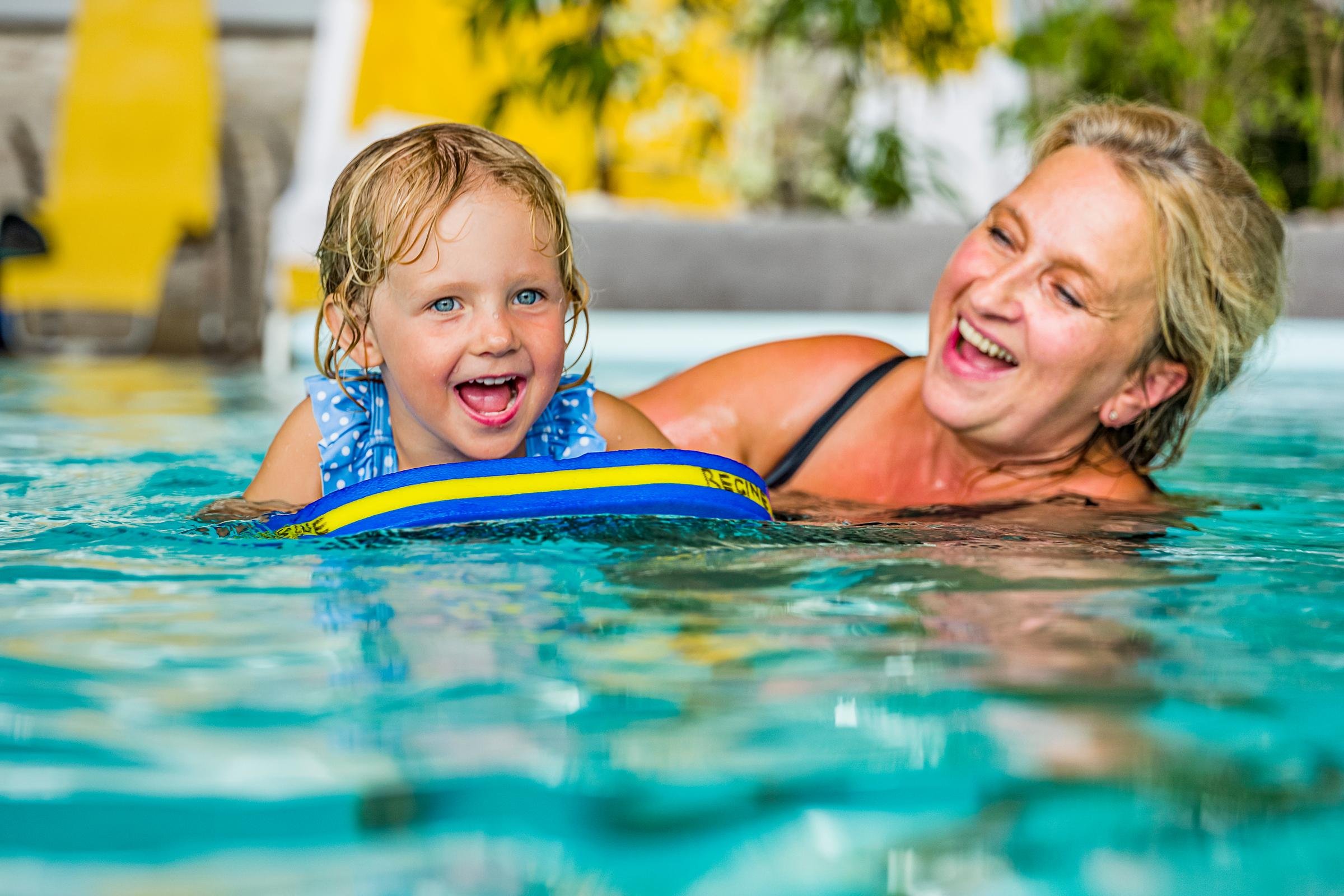 Frau und Kind beim Schwimmen im Aldiana Premium Cluburlaub Pool, entspannte Familienzeit
