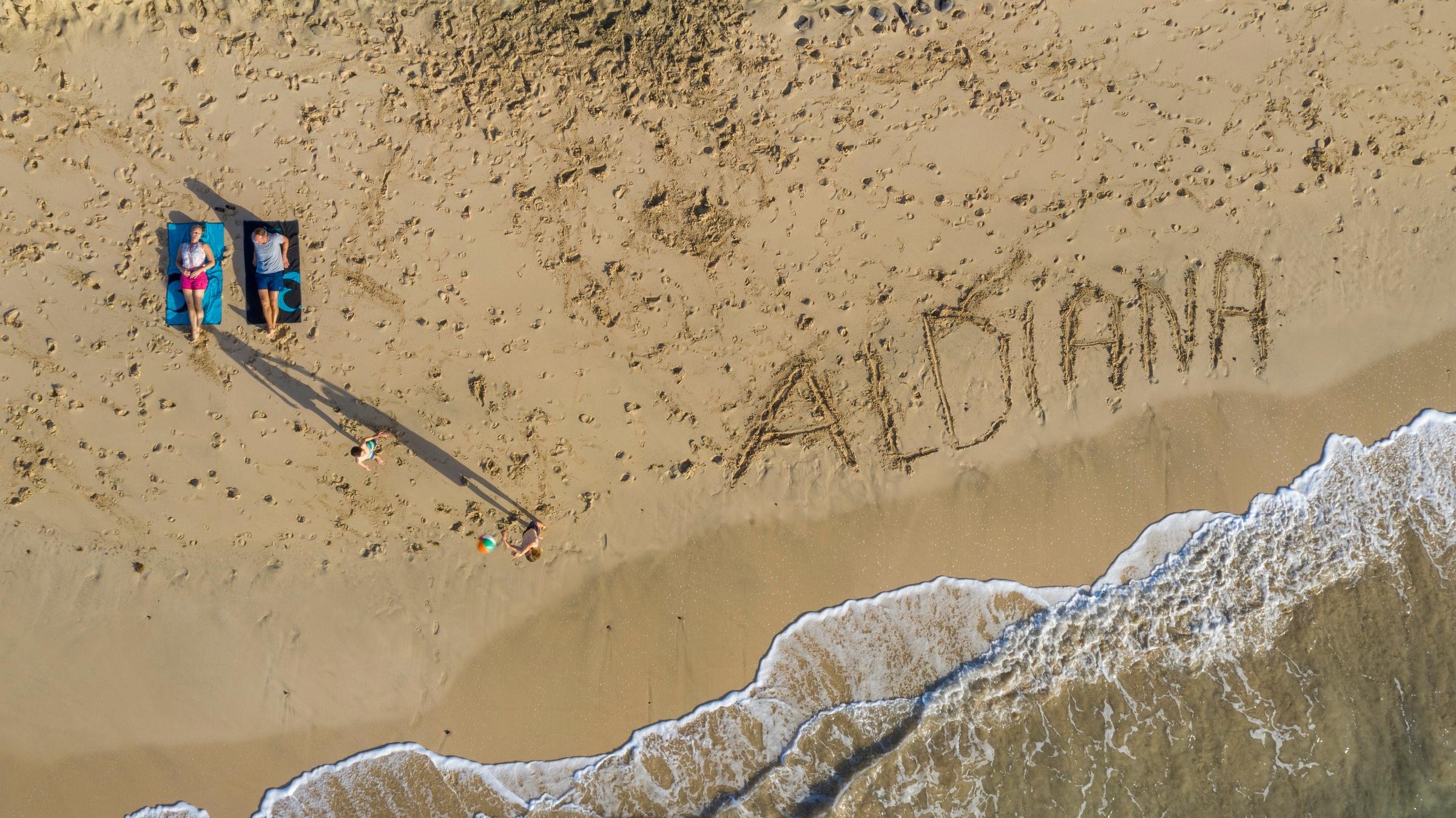 Bilder von Aldiana Resort am Strand mit Sonnenliegen, Gästen und Sand, zugänglich für alle.