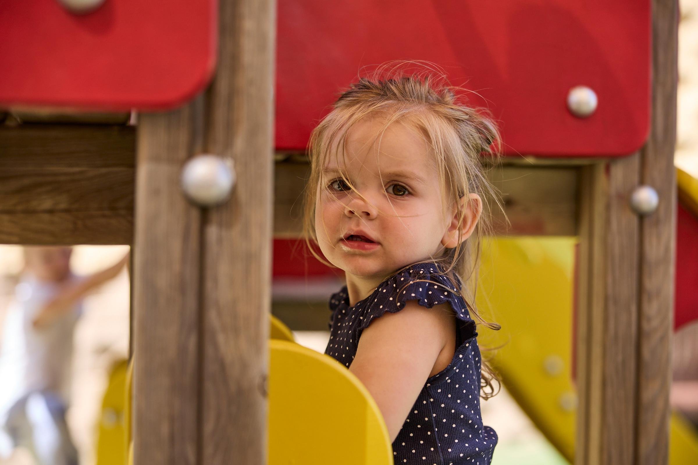 Kind eines Mädchens spielt auf einer kindgerechten Spielplatzanlage bei einem Premium Cluburlaub