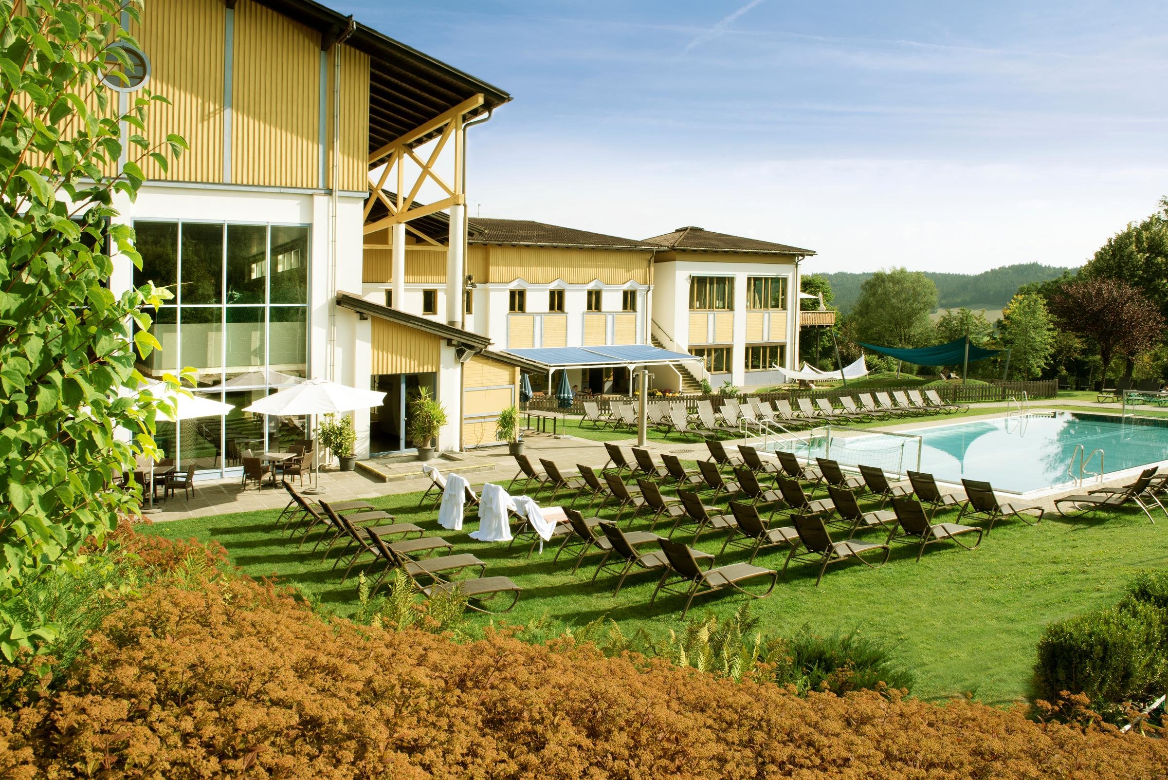 Der Außenpool direkt am Club mit sonniger Liegewiese