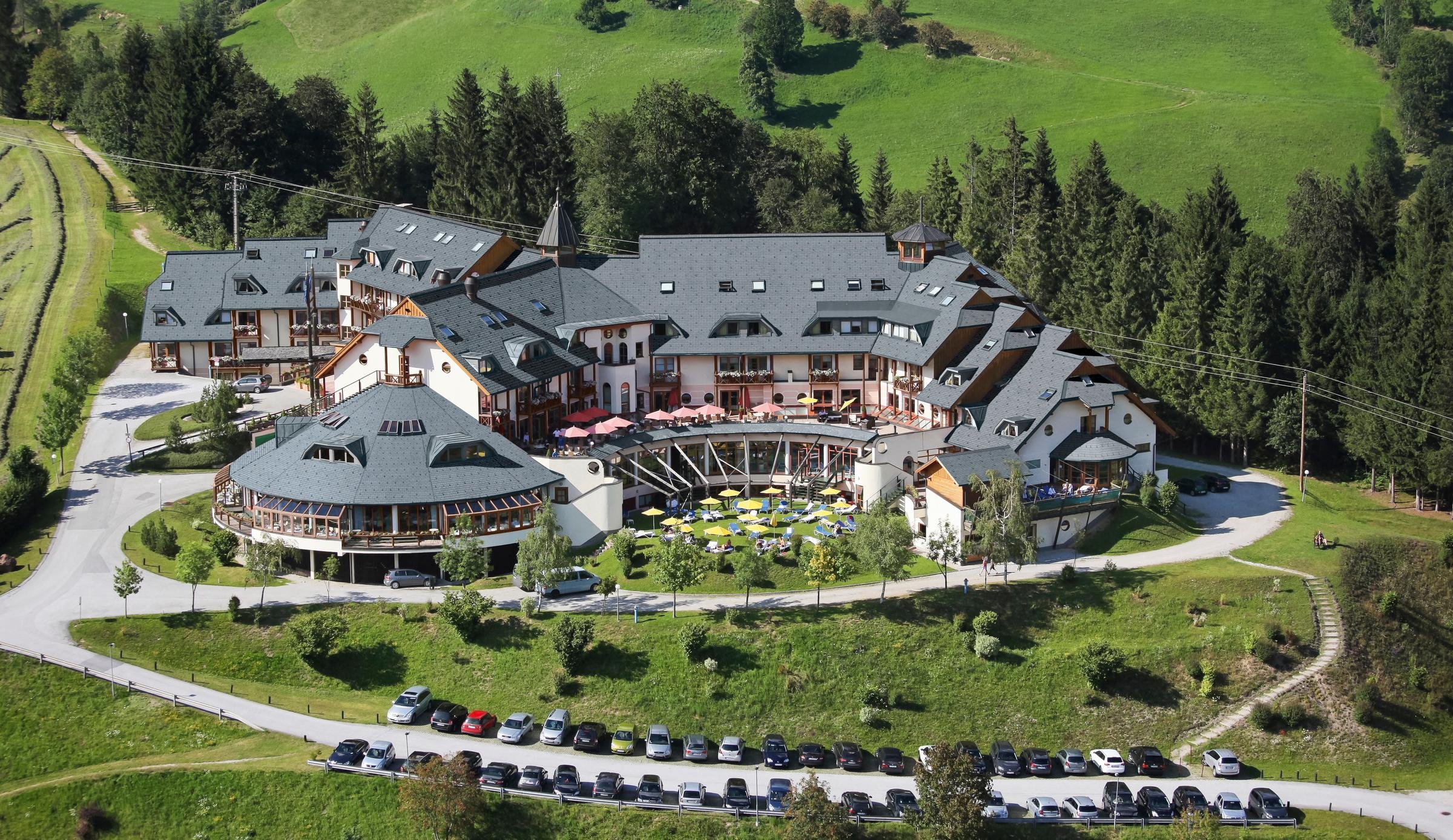 Aldiana Premium Clubanlage auf grüner Hügelregion mit Außenanlagen und Parkplatz