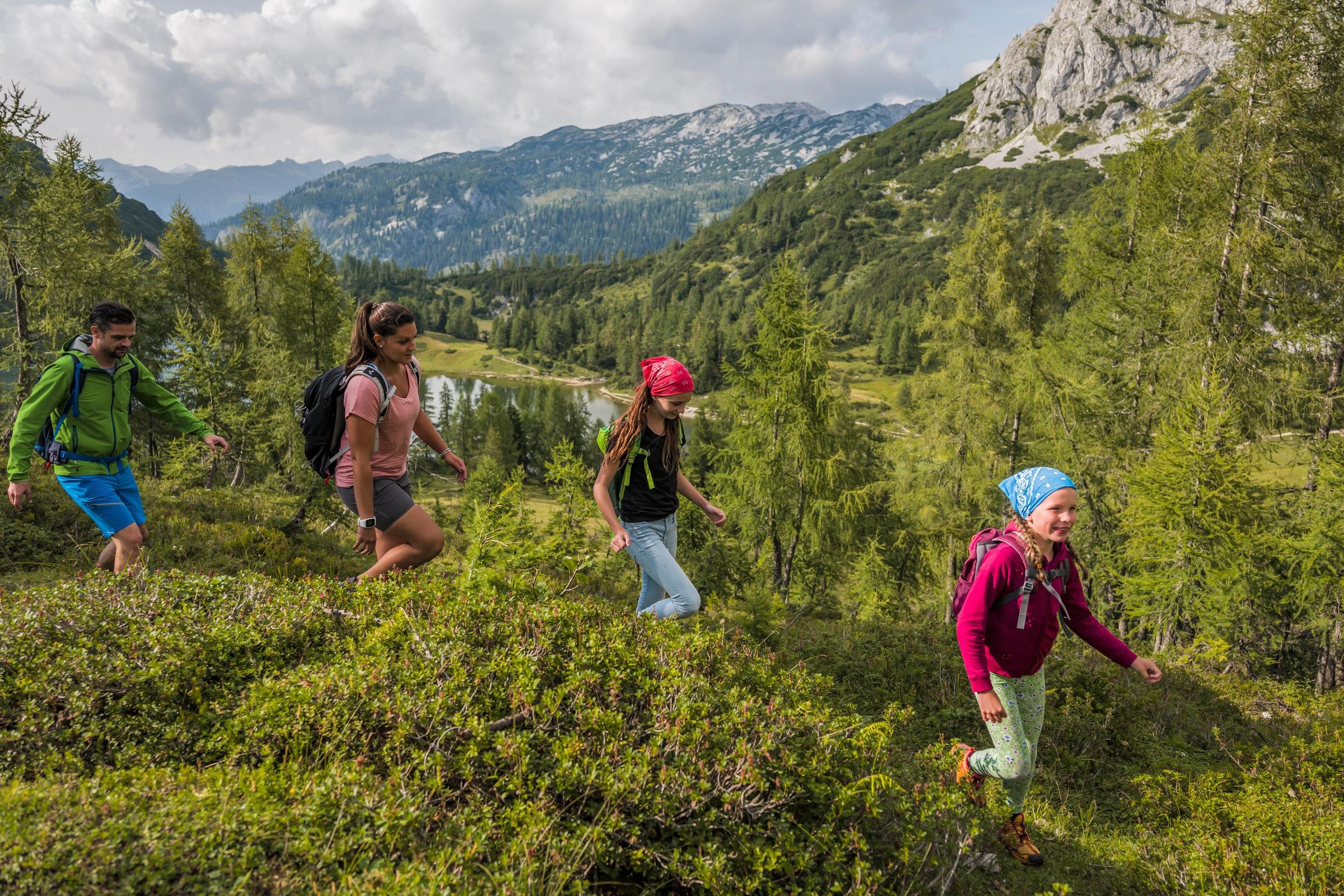 Eine Gruppe von Wanderern in den Bergen während eines Urlaubs bei Aldiana