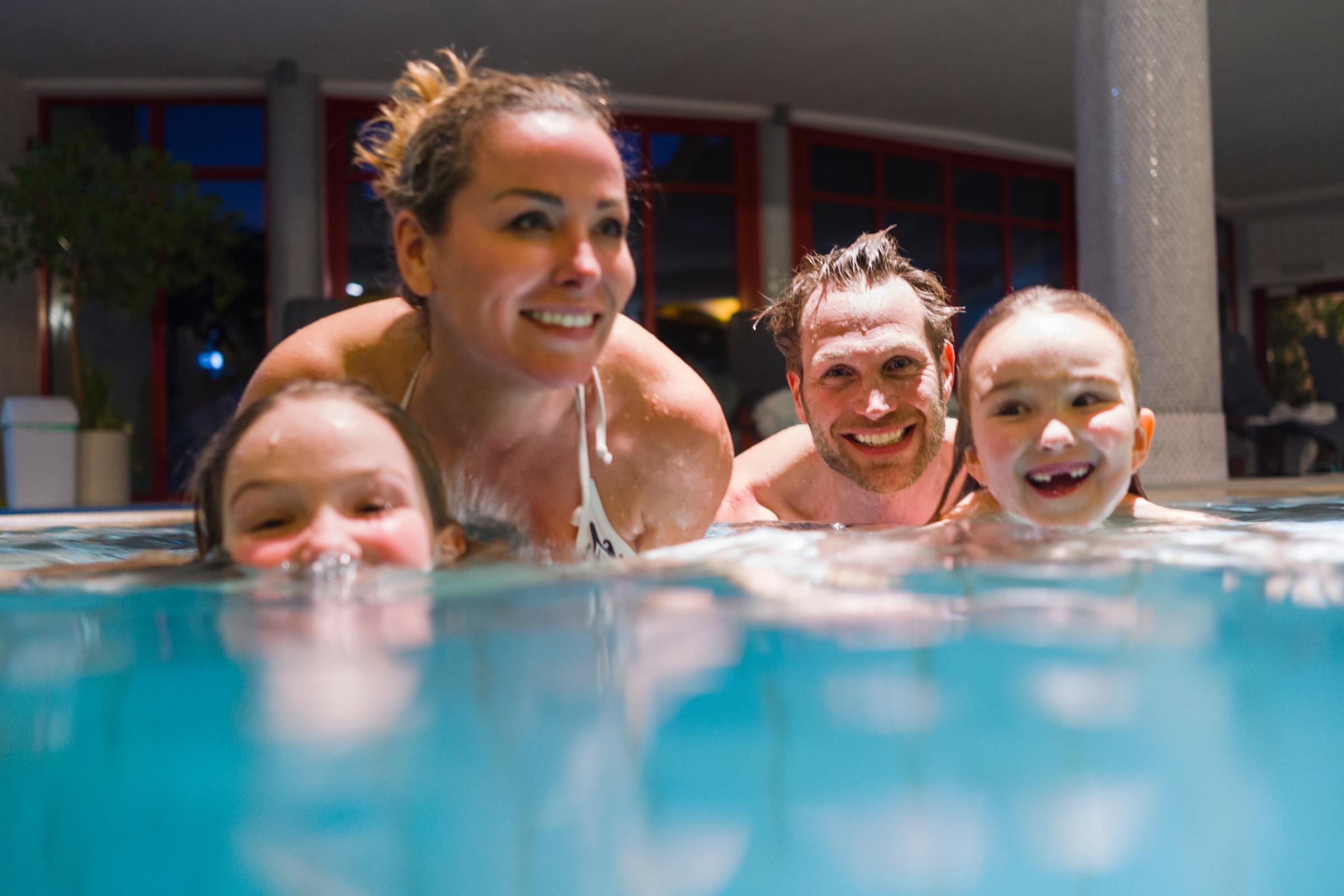 Mehrgenerationen im Pool bei Aldiana, Premium Cluburlaub in entspannter Atmosphäre