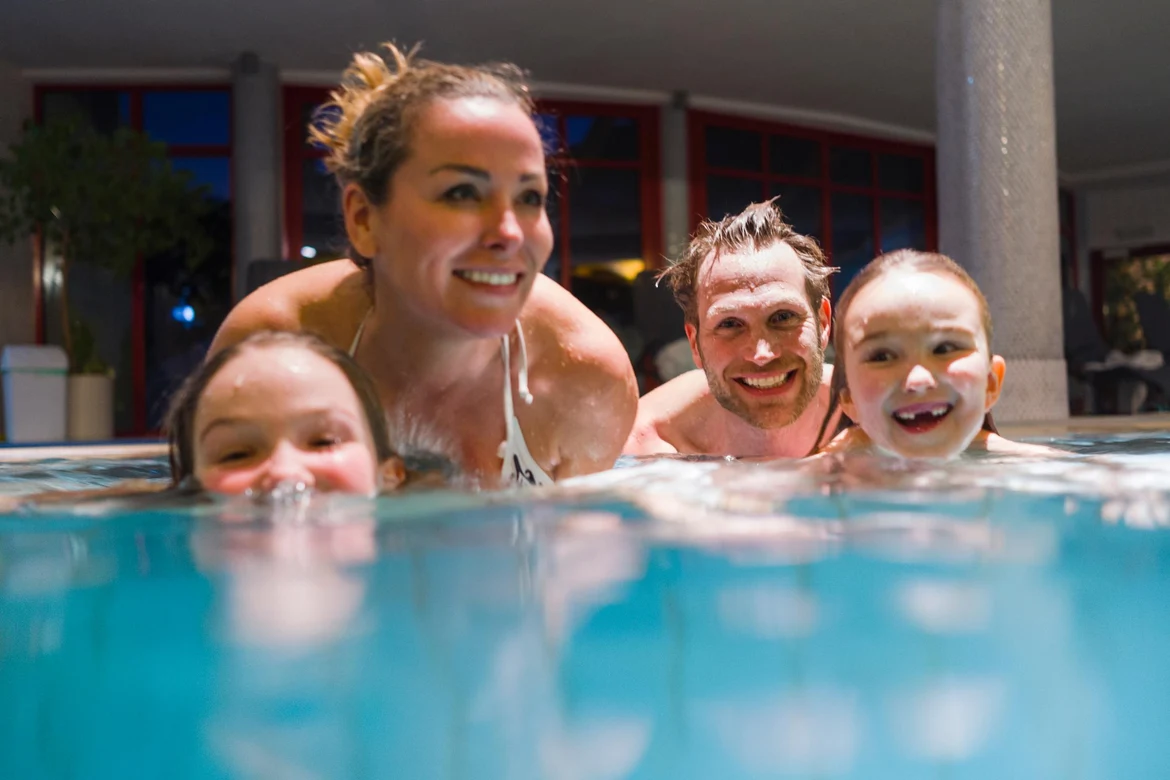 Familie beim Schwimmen im Pool
