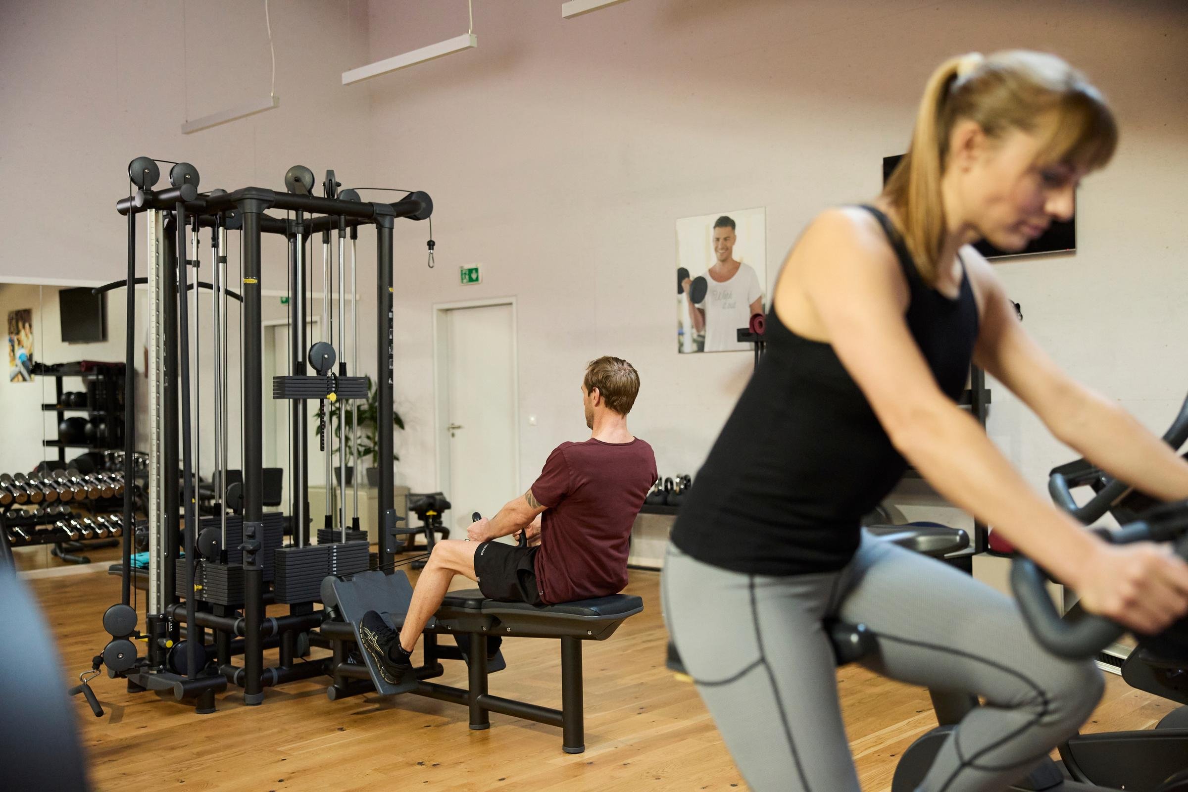 Fitnessstudio mit trainierenden Personen in einem modernen, hellen Raum bei Aldiana