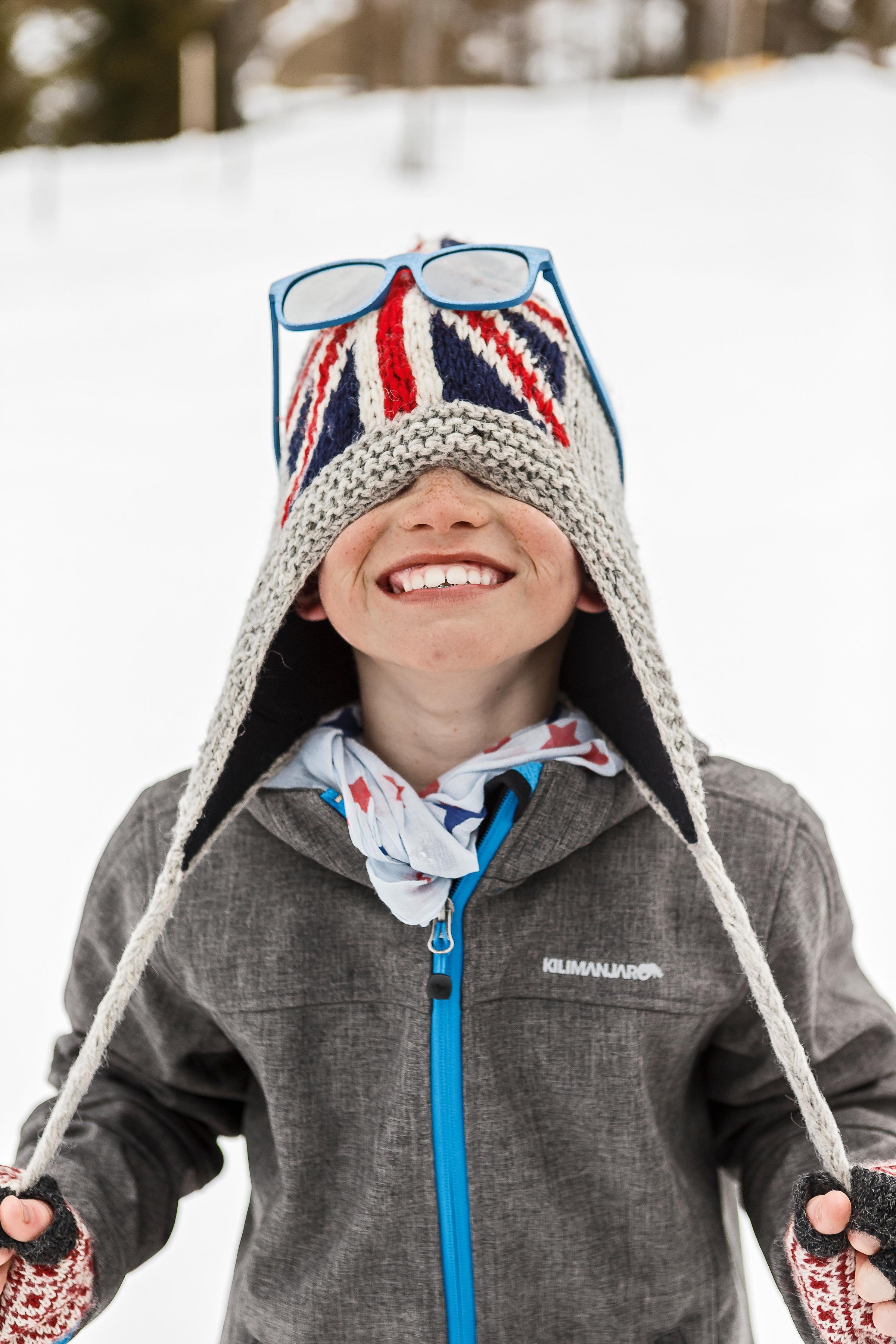 Kind eines Kindes in Winterkleidung mit Brille und Mütze im Schnee bei Aldiana Premium Cluburlaub