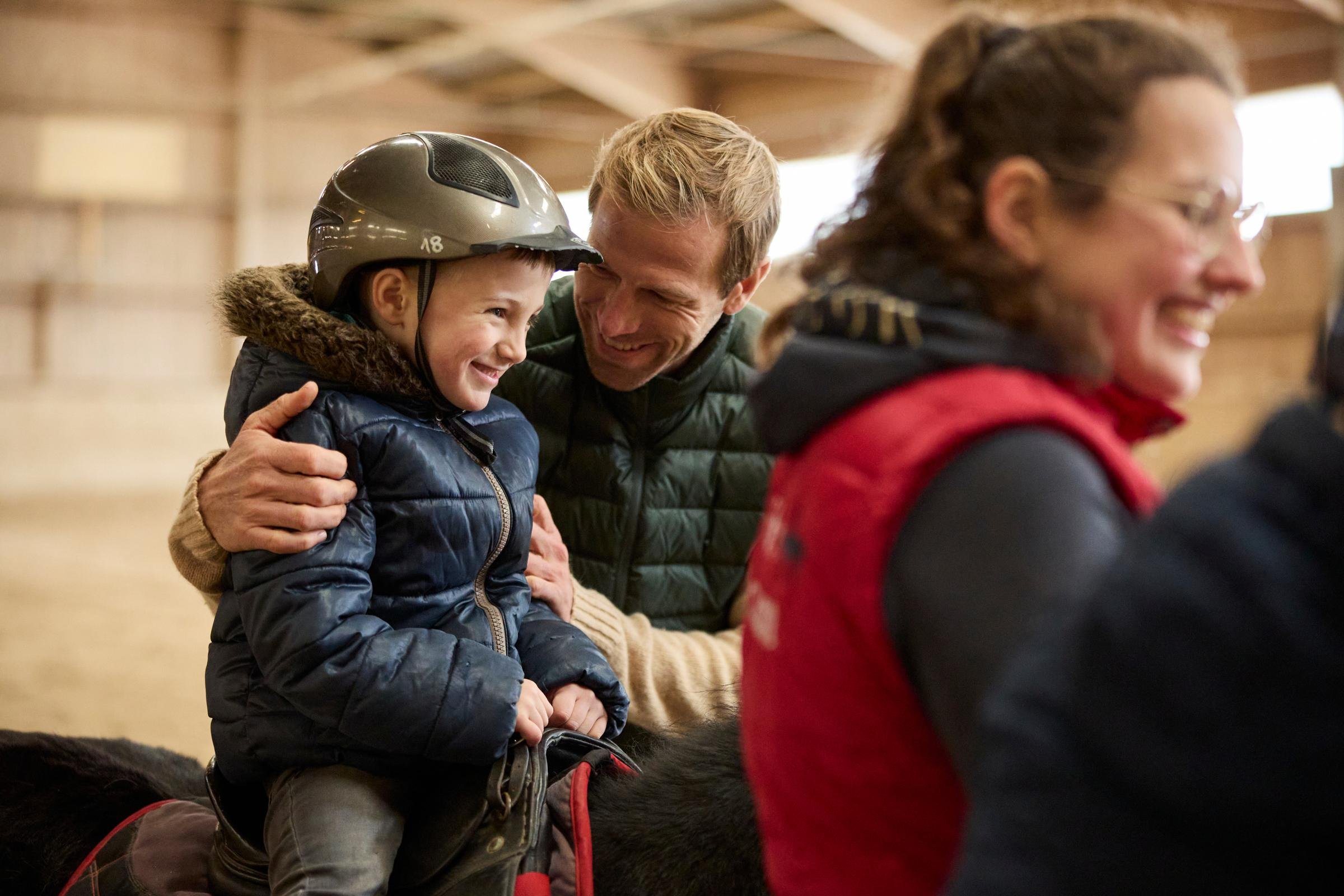 Familien beim Reiten im Aldiana Cluburlaub, hochwertige Erlebnisse für Familien