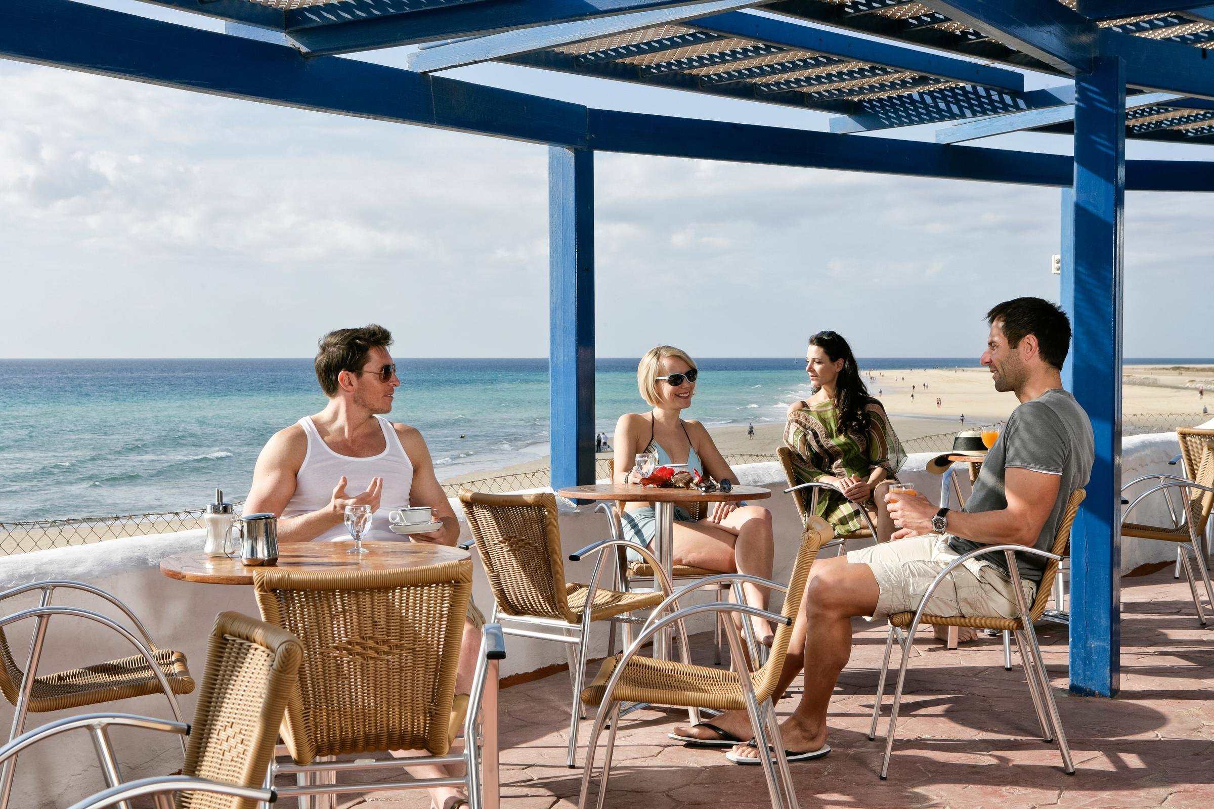Menschen entspannen sich an einem Strandcafé bei Aldiana Premium Cluburlaub