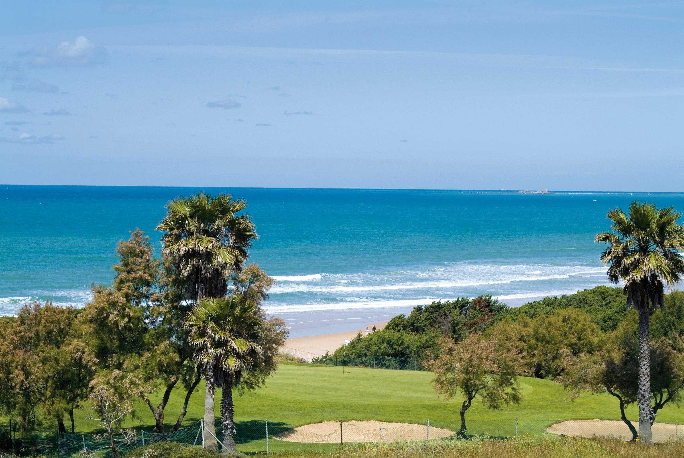 Blick auf einen luxuriösen Aldiana Cluburlaub am Strand mit Palmen und Meer in Bildqualität