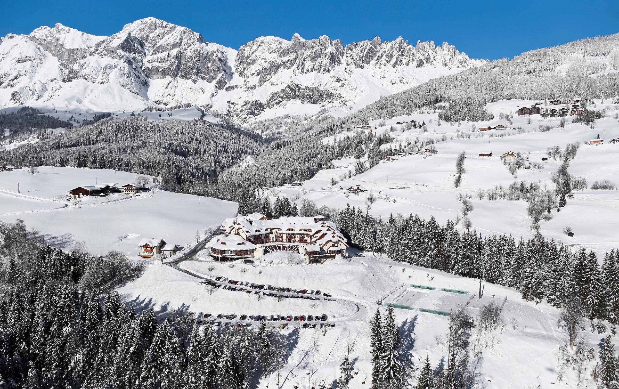Alpines Winterresort bei Aldiana mit schneebedecktem Club und umgebender Bergkulisse.