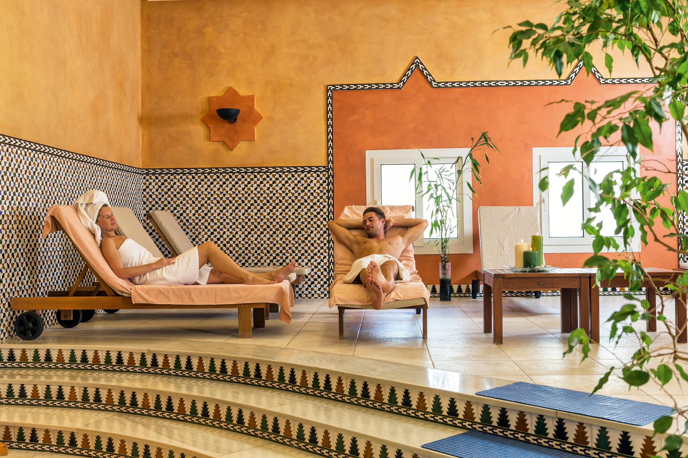 Entspanntes Wellnessbereich mit Lounge, Sonne, Pflanzen und elegante Dekoration bei Aldiana