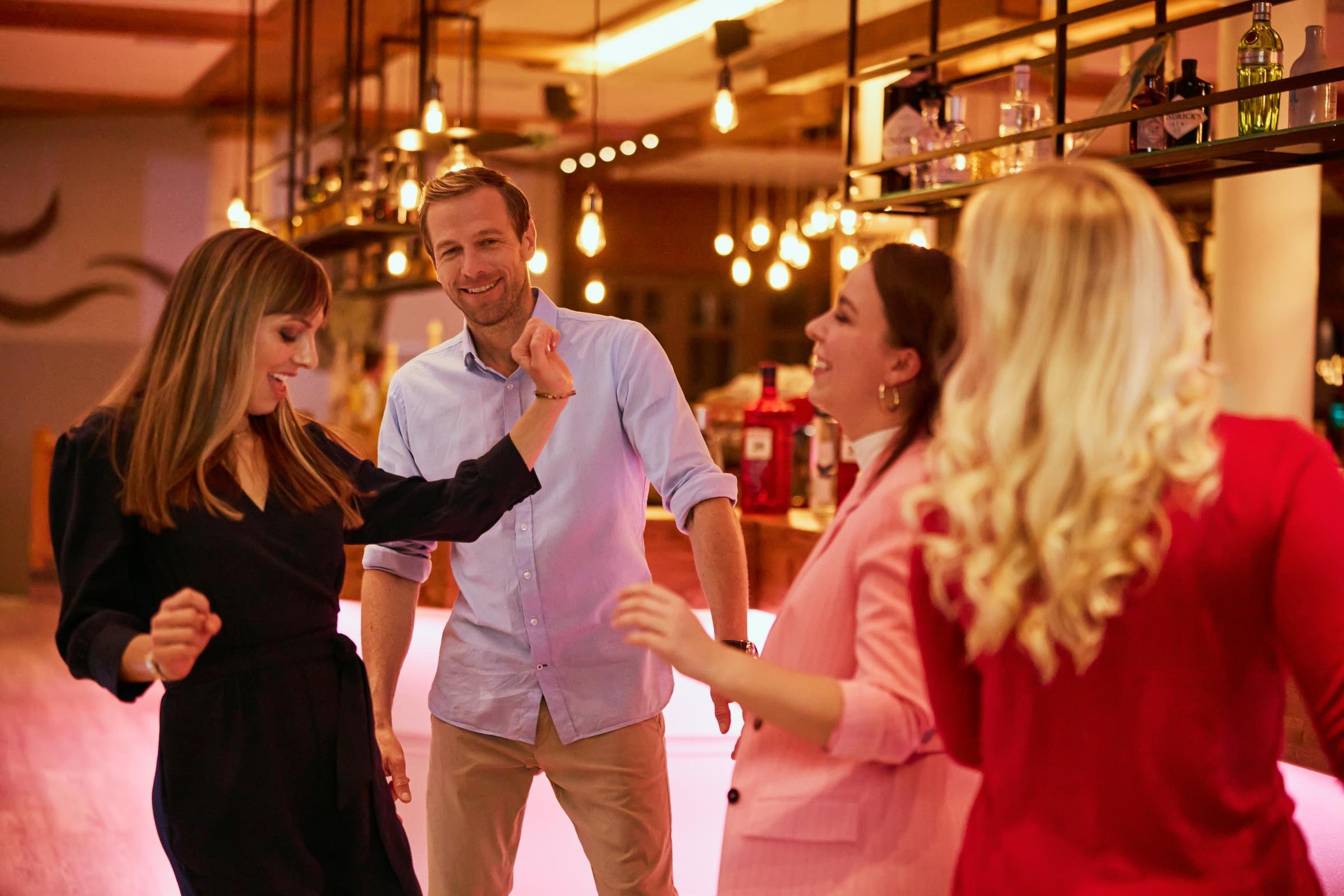 Menschen tanzen und feiern in einem eleganten Aldiana Premium Cluburlaub Ambiente