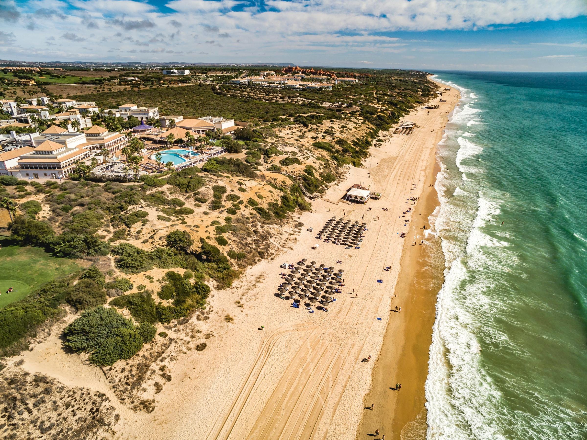 Straßenansicht eines Aldiana Cluburlaubs am Strand mit Pool und Hotelanlagen in Sonnenschein
