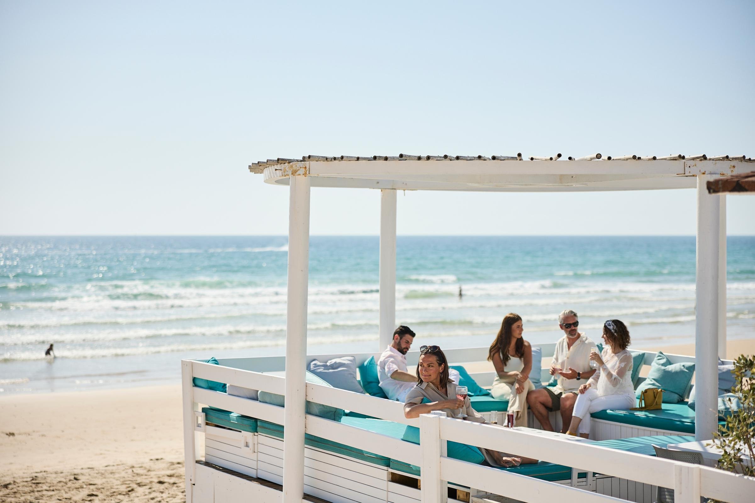 Menschen entspannen am Strand in einer Lounge von Aldiana mit Meerblick