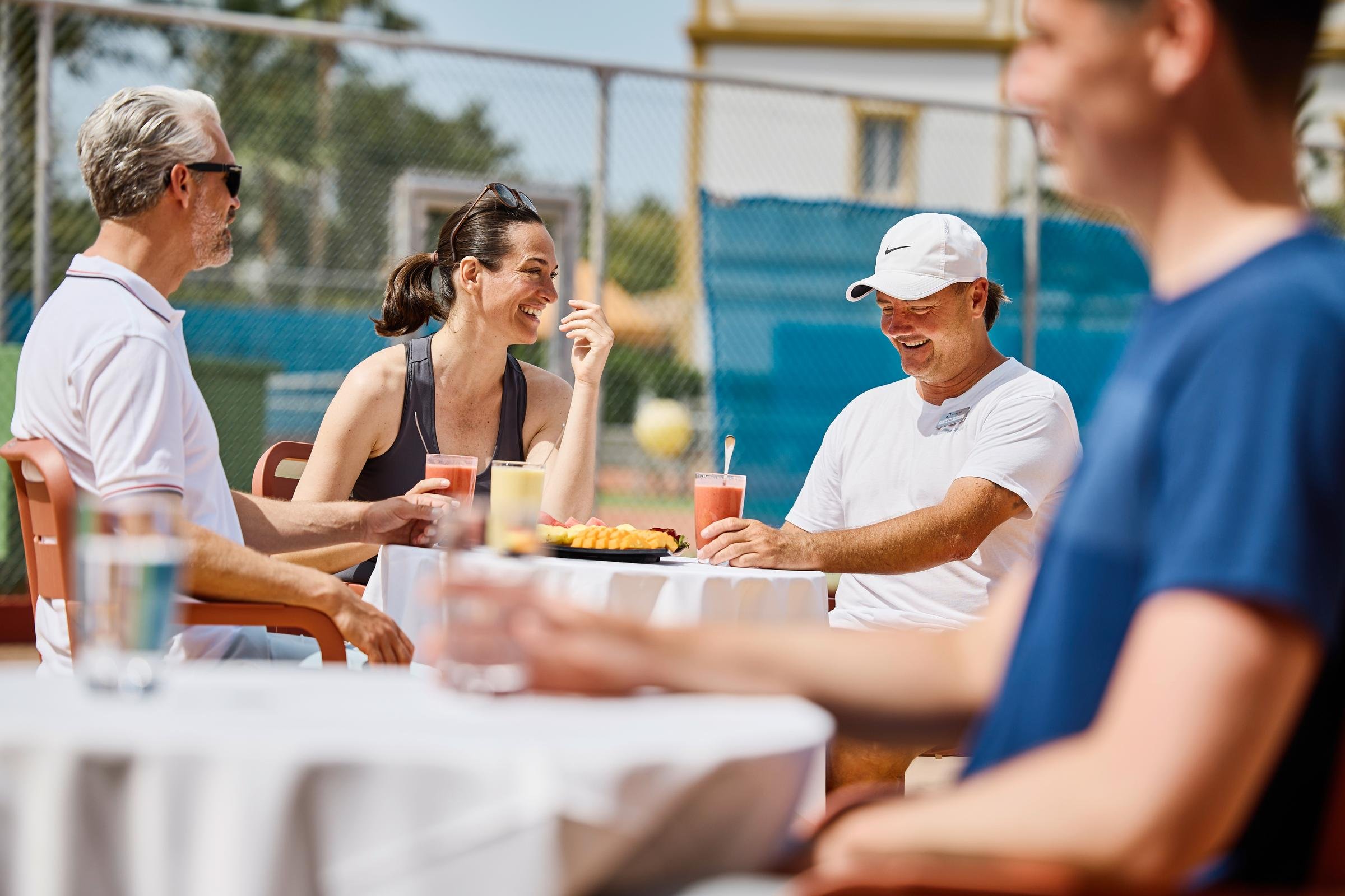 Gäste beim Cluburlaub von Aldiana im Freien, genießen Getränke und Gespräche