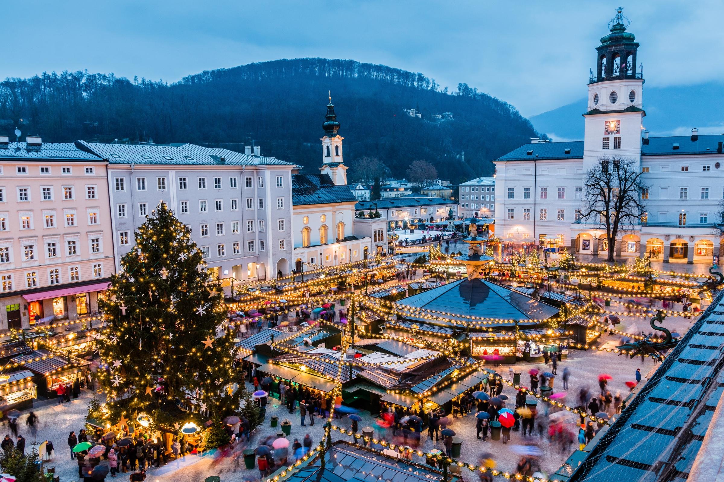 Weihnachtlicher Markt mit Lichterglanz und festlicher Stimmung bei Aldiana Urlaub.