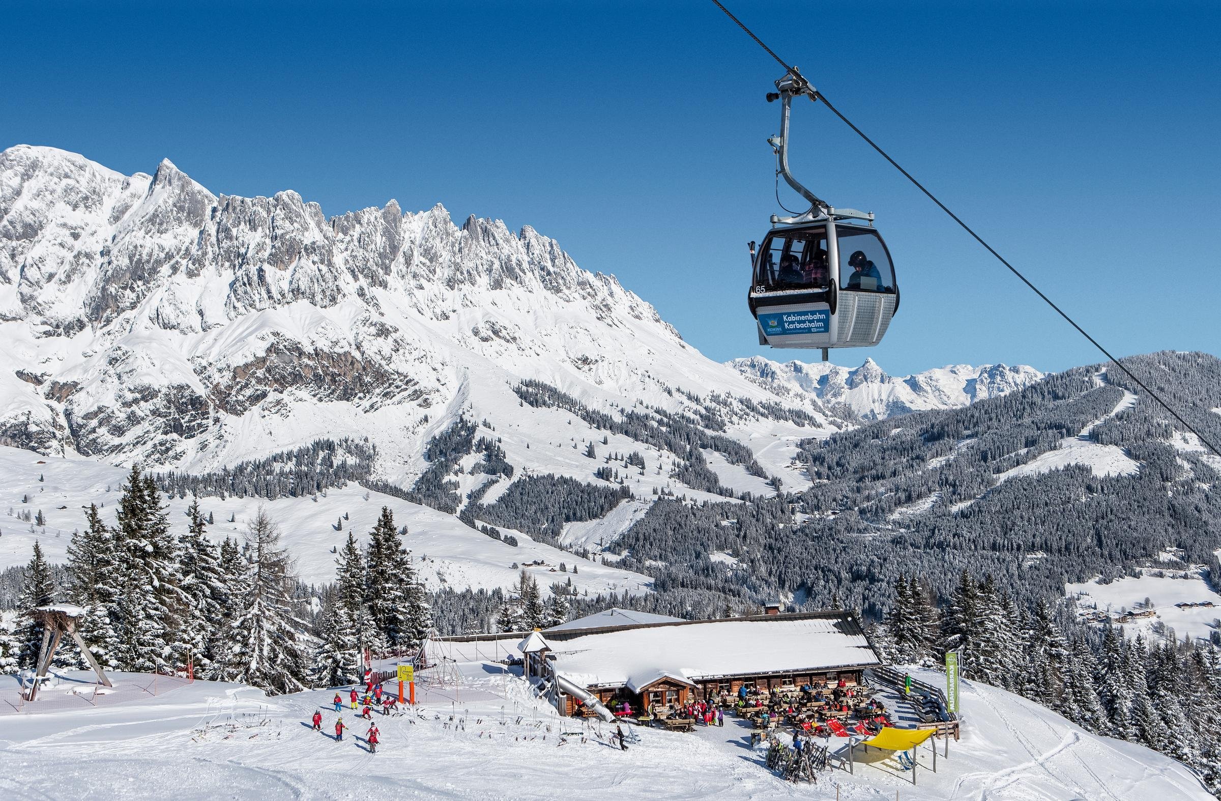 Skifahrer im Winterurlaub im Schweizer Alpengebiet bei einem Aldiana Premium Club