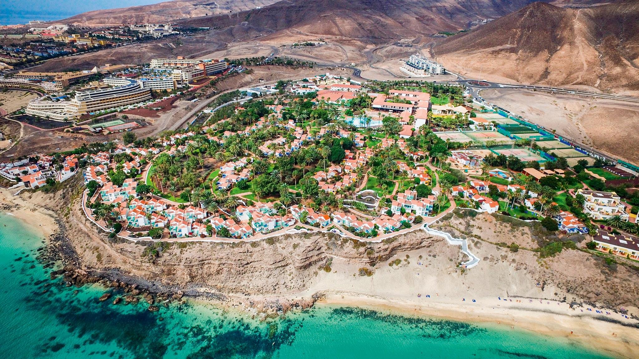 Ferienanlage am Meer bei Aldiana mit grünen Gärten und Strand, luxuriöses Urlaubsziel