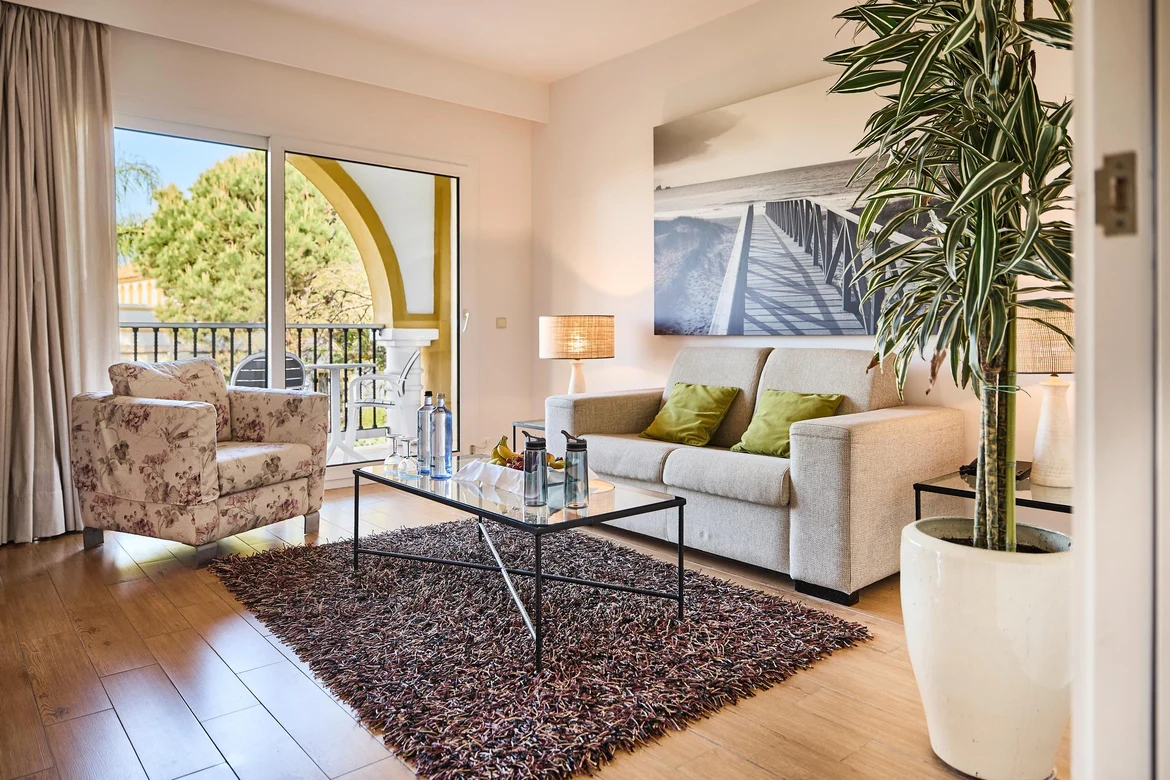 Wohnbereich von einer Suite mit Couch und Tisch