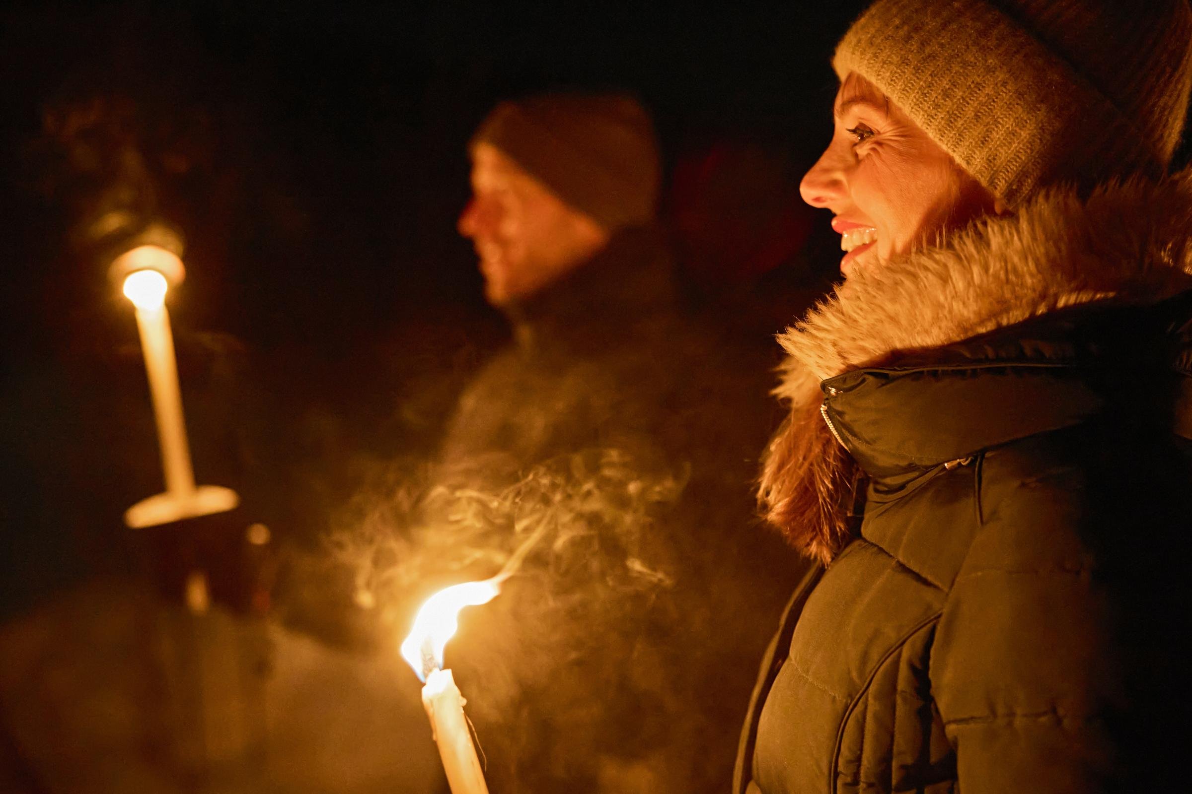 Zwei Kinder bei Kerzenlicht im Dunkeln beim Premium Cluburlaub von Aldiana