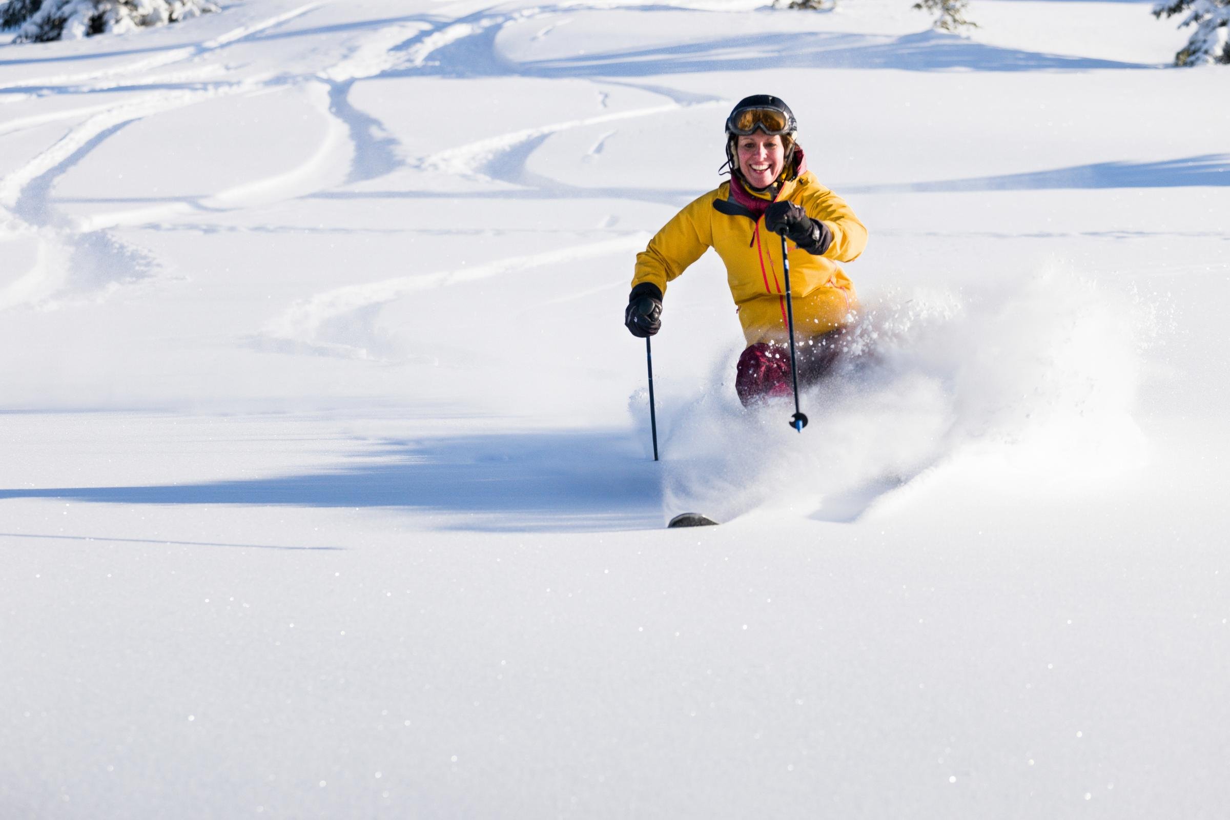 Person beim Skifahren in unberührtem Schnee, winterliche Landschaft, Premium Cluburlaub von Aldiana