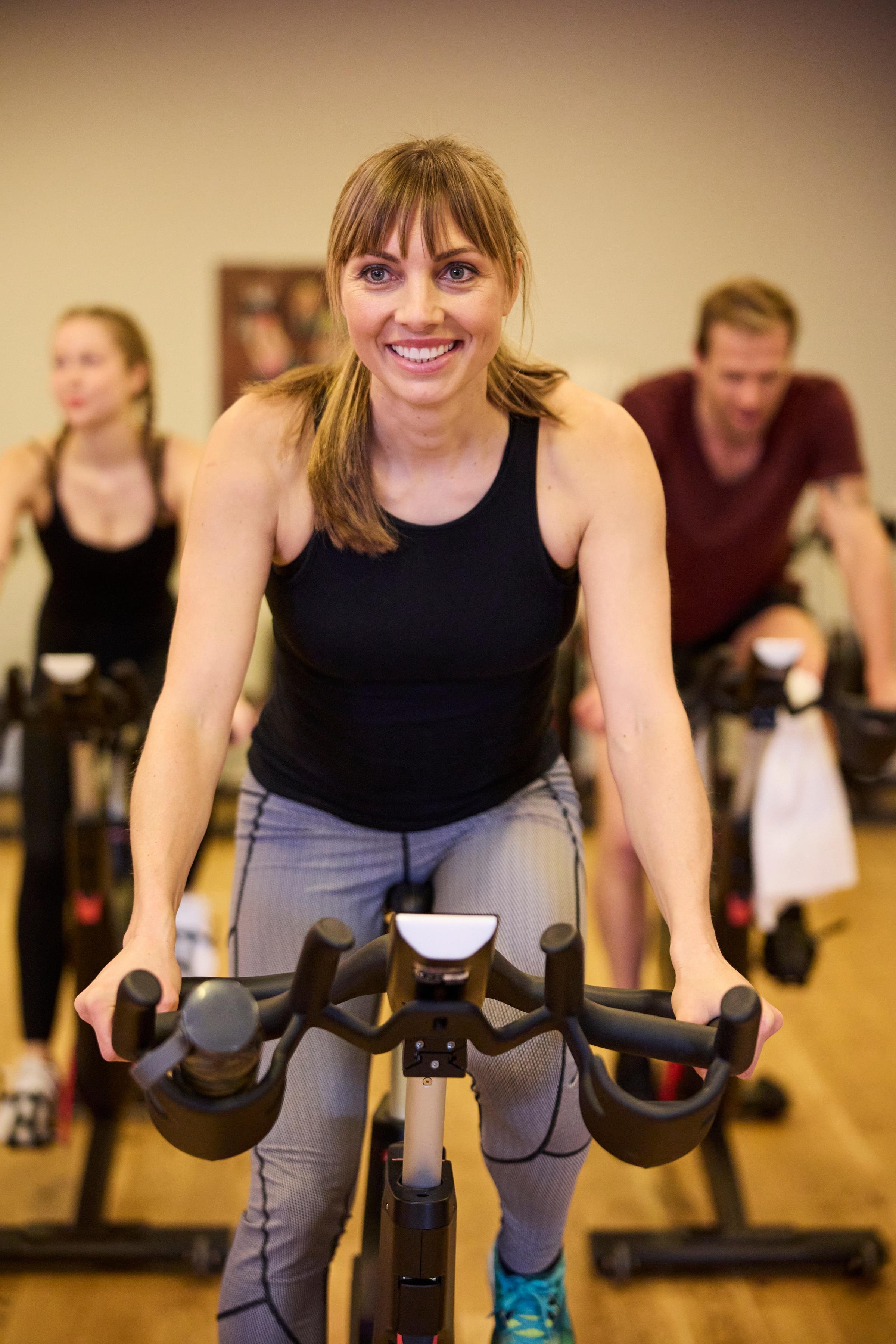 Frau beim Indoor Cycling im Premium Cluburlaub bei Aldiana, sportliche Betätigung