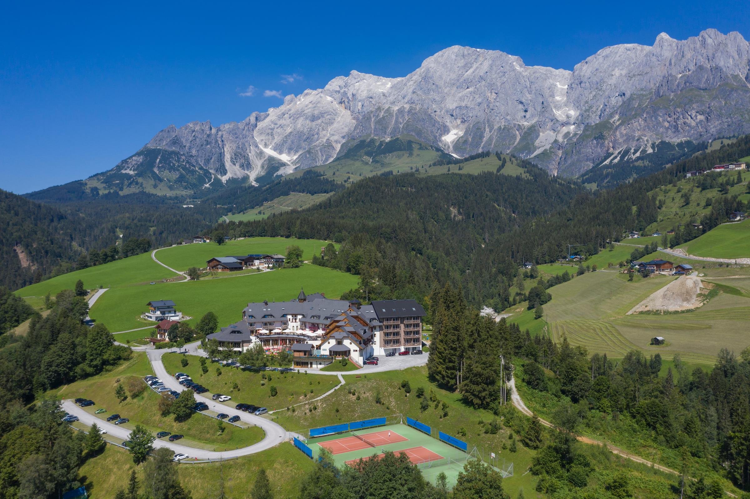 Bild eines luxuriösen Aldiana Clubhotels inmitten grüner Berge für Premium Cluburlaub